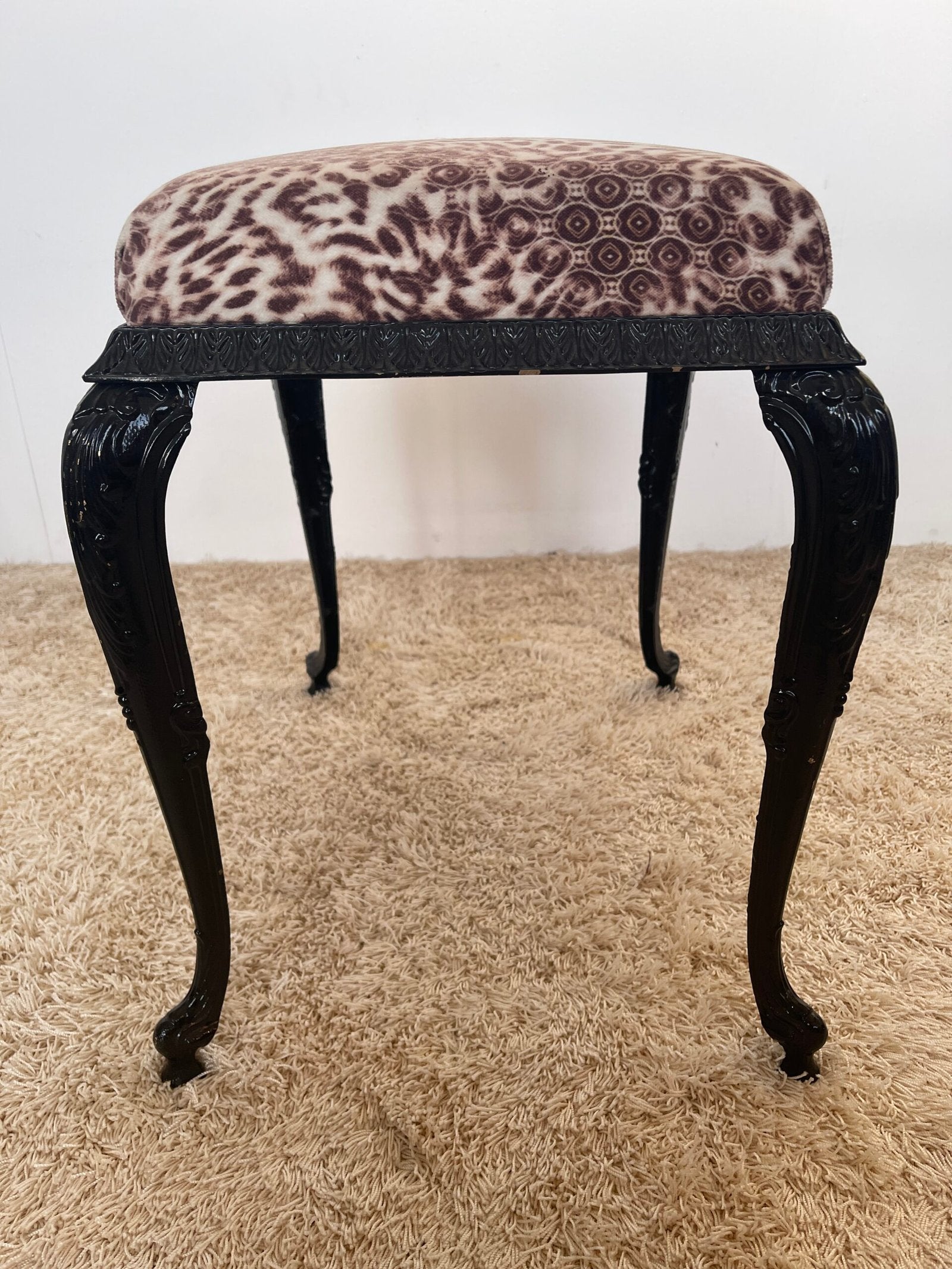 Sgabello vintage in stile barocco con tessuto animalier