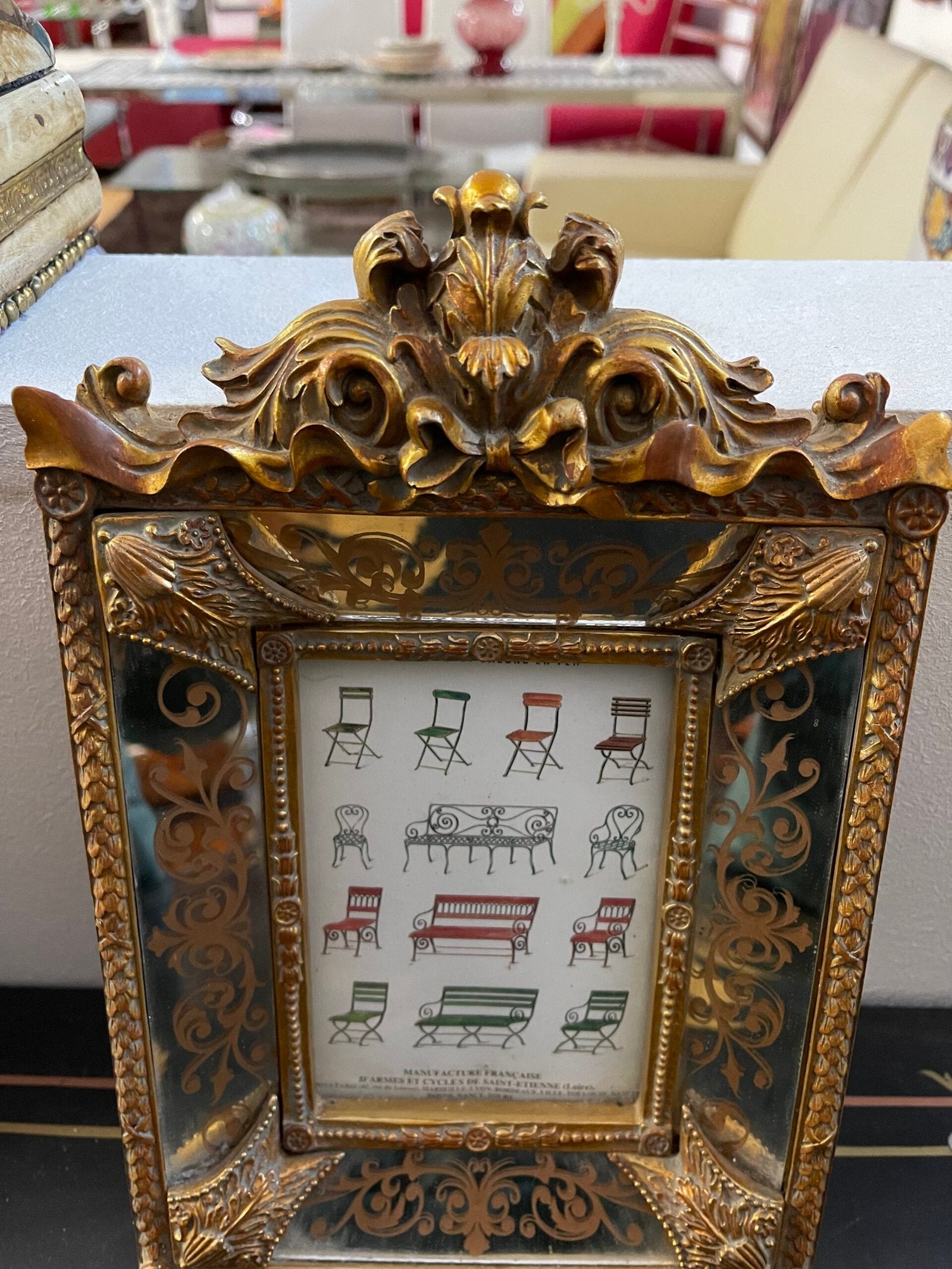 Quadro tridimensionale con decorazioni floreali.