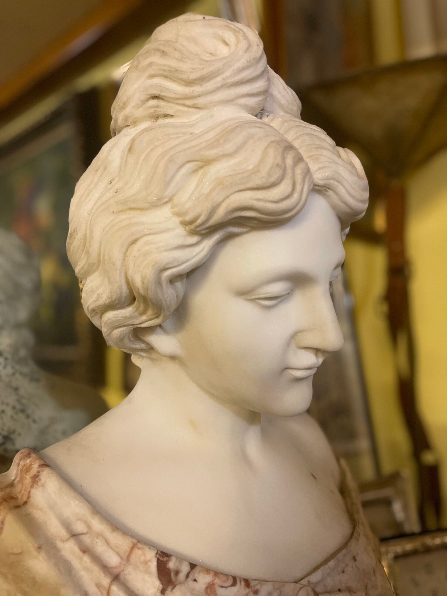 Busto Femminile in Marmo