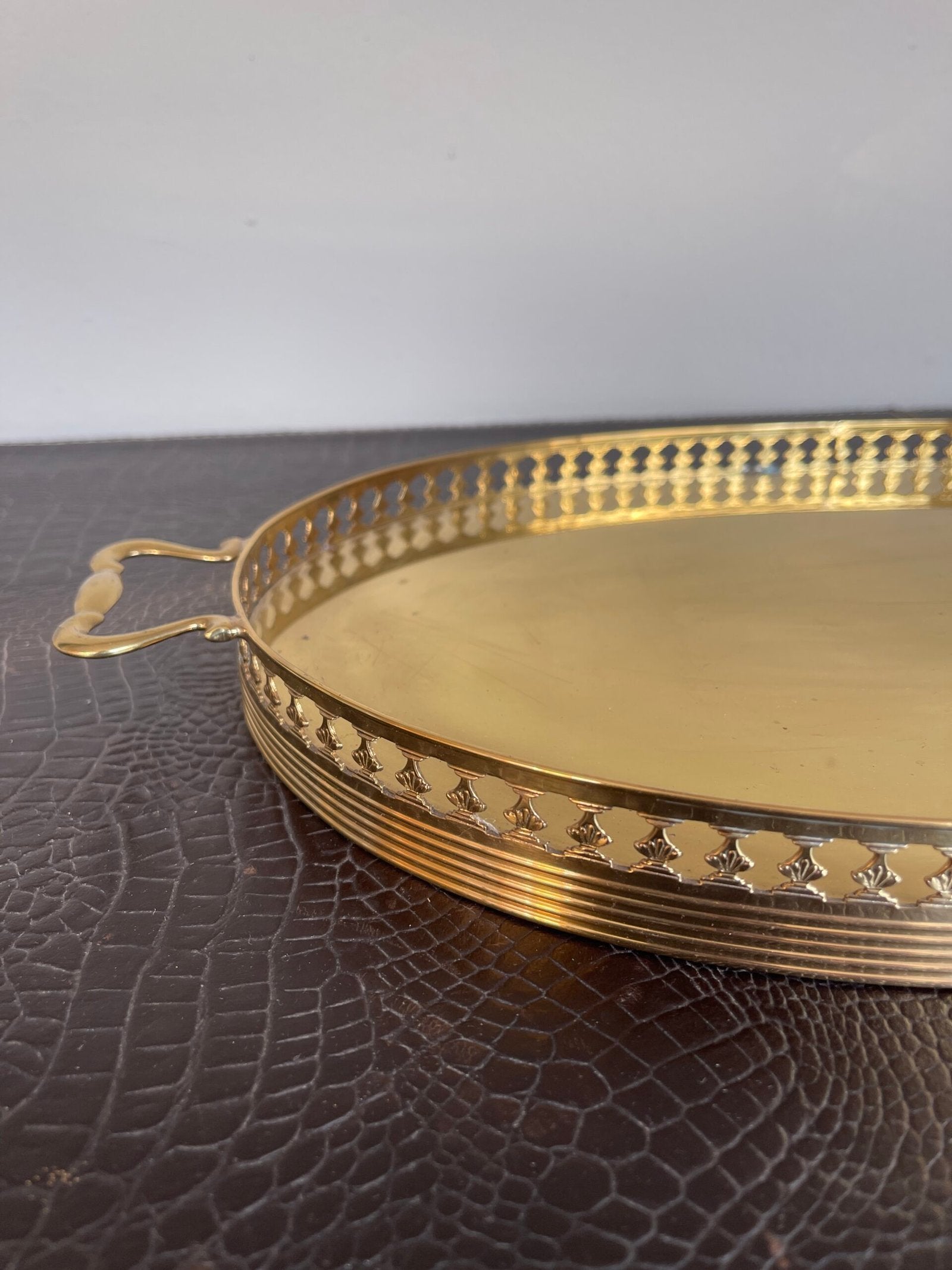 Vassoio Elegante in Metallo Dorato con Bordo Traforato