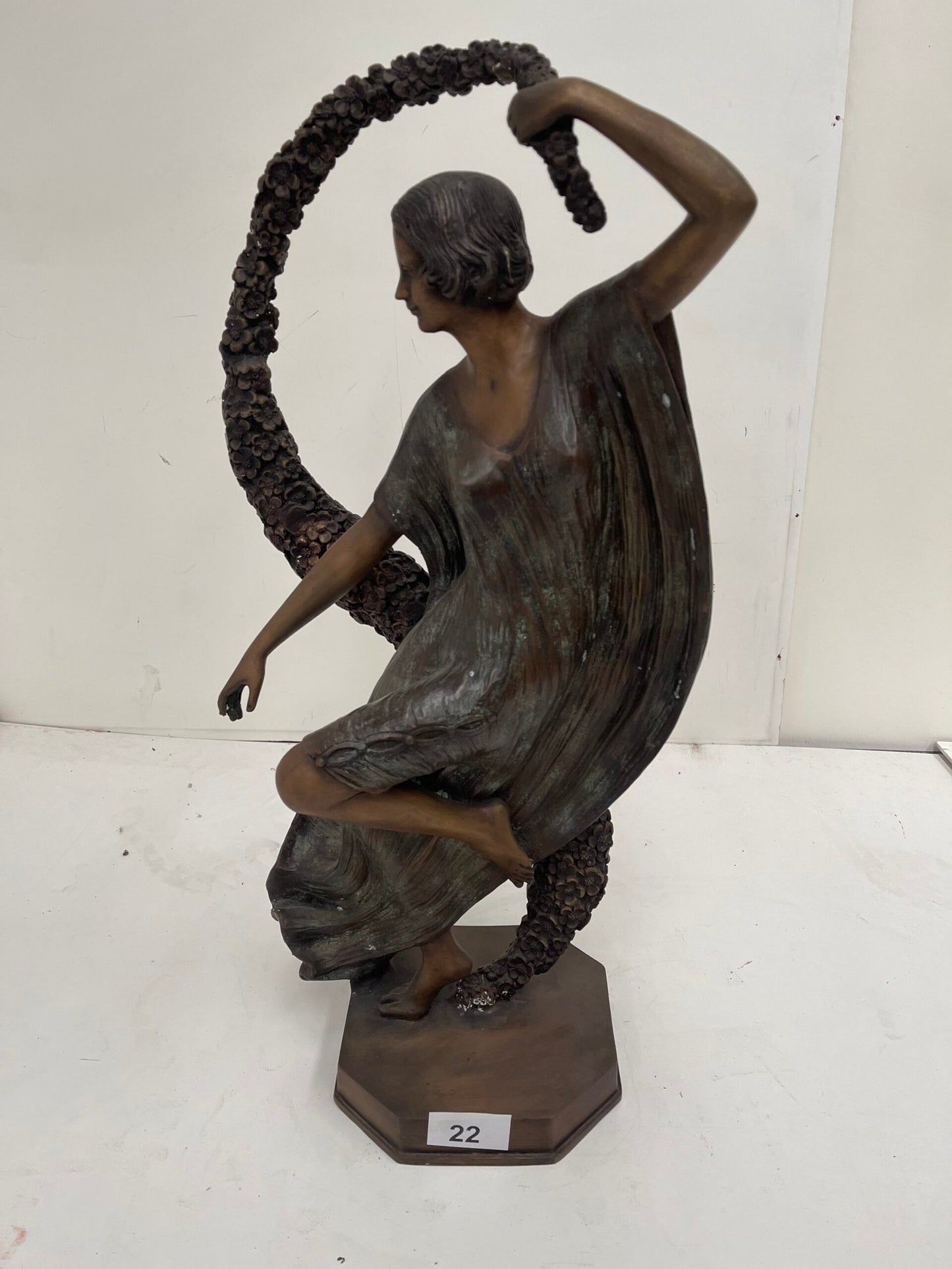 Elegante Scultura Art Déco in Bronzo Patinato