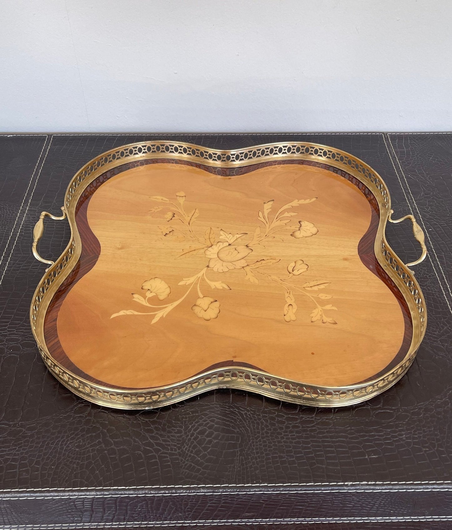 Vassoio in legno intarsiato, dal design elegante e raffinato, è un autentico capolavoro artigianale.