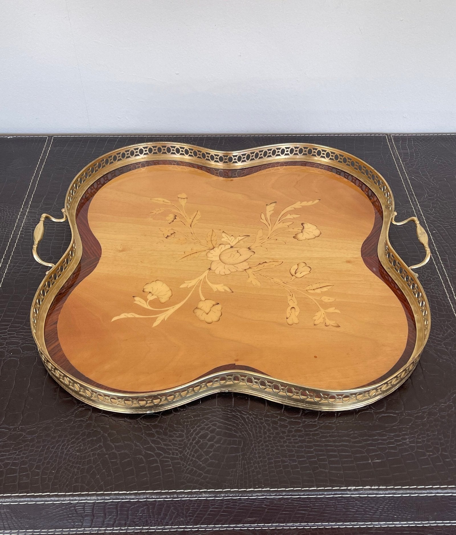 Vassoio in legno intarsiato, dal design elegante e raffinato, è un autentico capolavoro artigianale.
