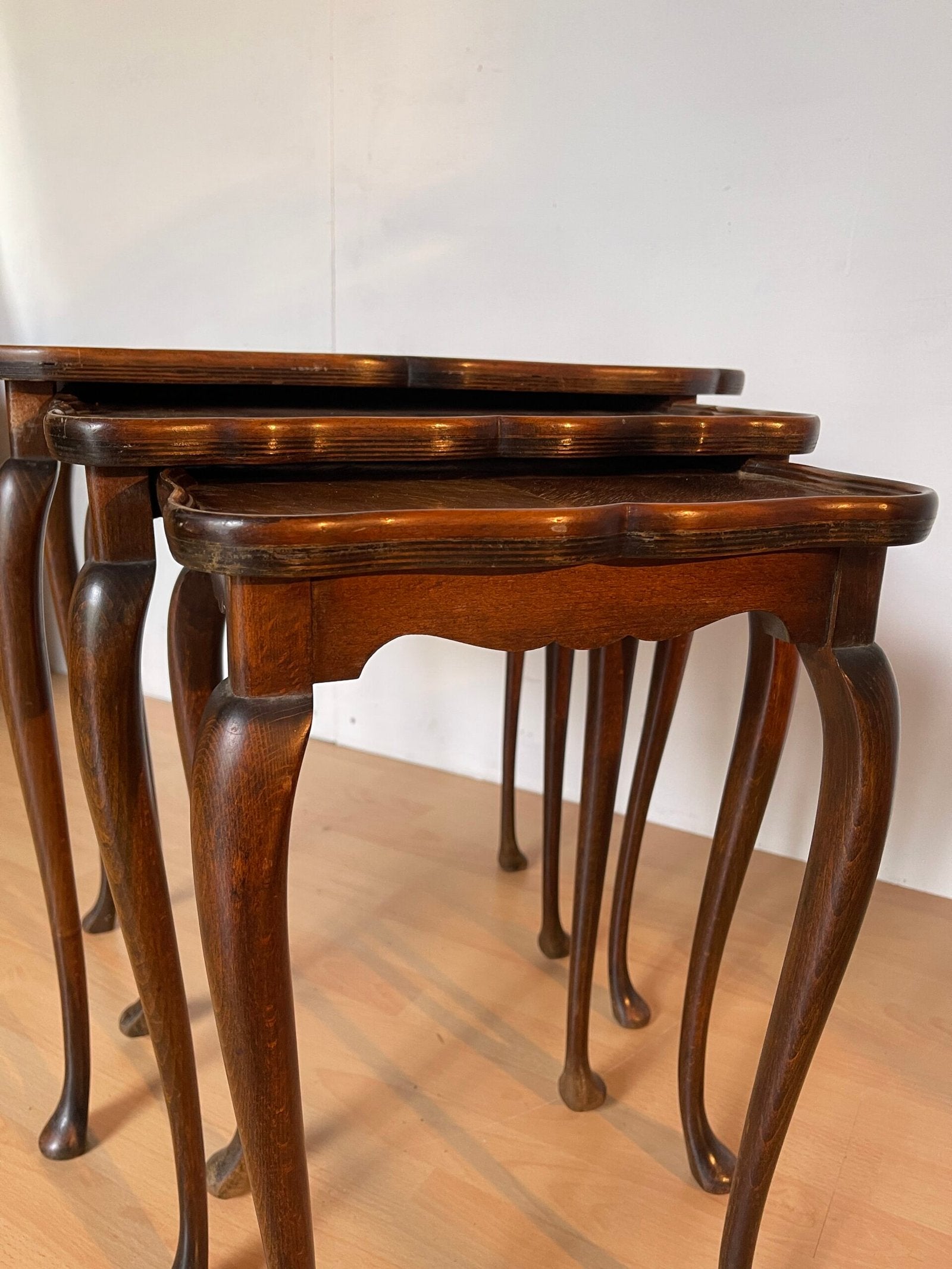 Set di 3 tavolini a incastro vintage – Stile inglese con gambe a sciabola