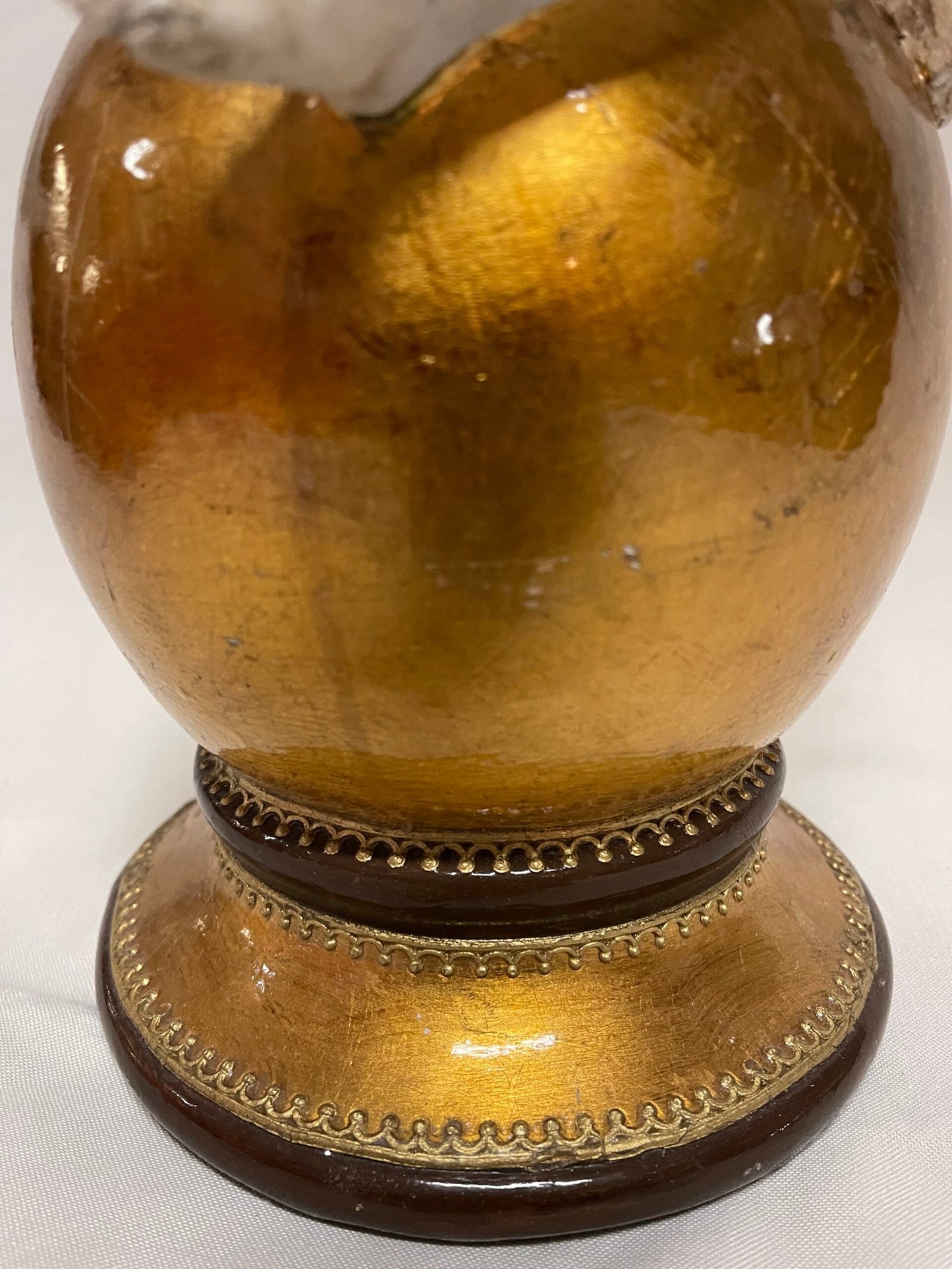 Incantevole Statuetta "Putto su Sfera Dorata" in Stile Barocco