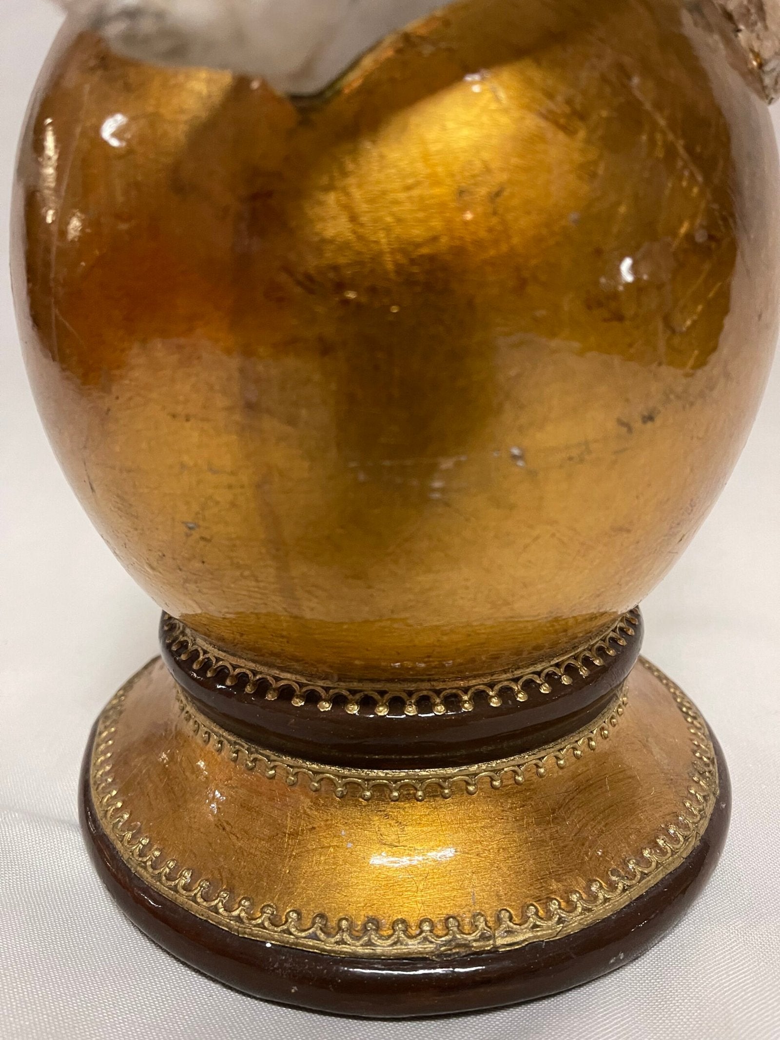 Incantevole Statuetta "Putto su Sfera Dorata" in Stile Barocco