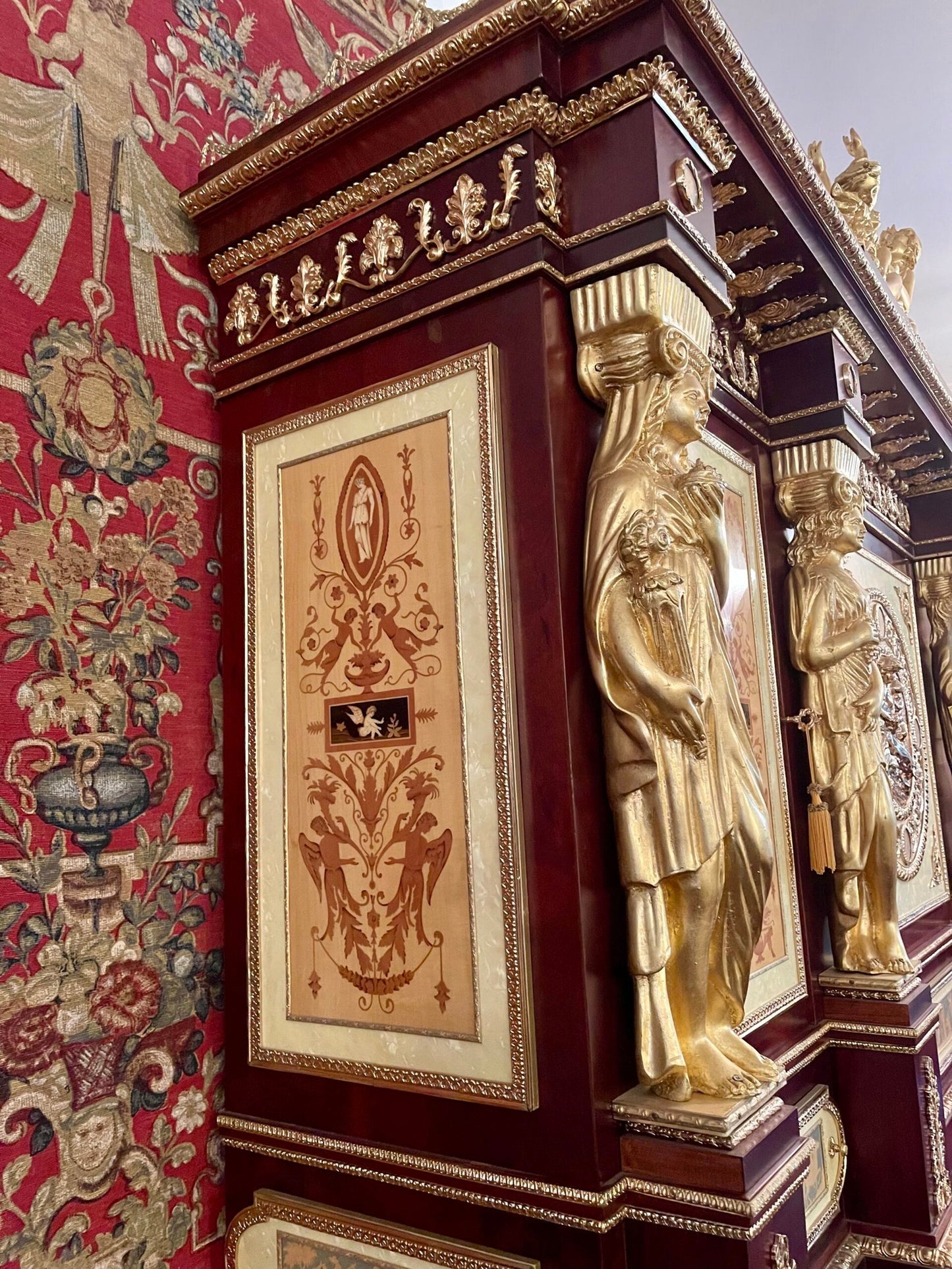 Credenza Impero con cariatidi dorate