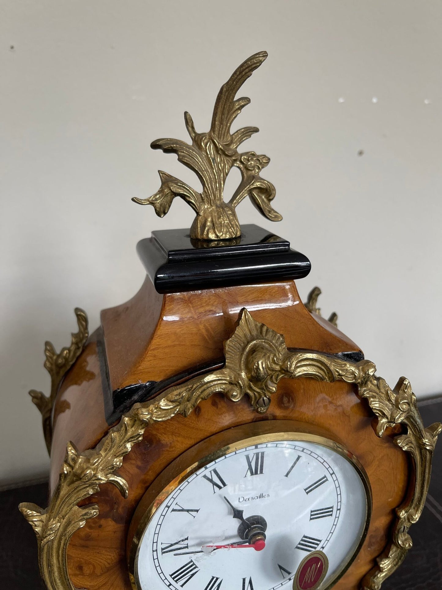 orologio da tavolo in stile classico con Pendolo e dettagli Dorati - Eleganza Senza Tempo