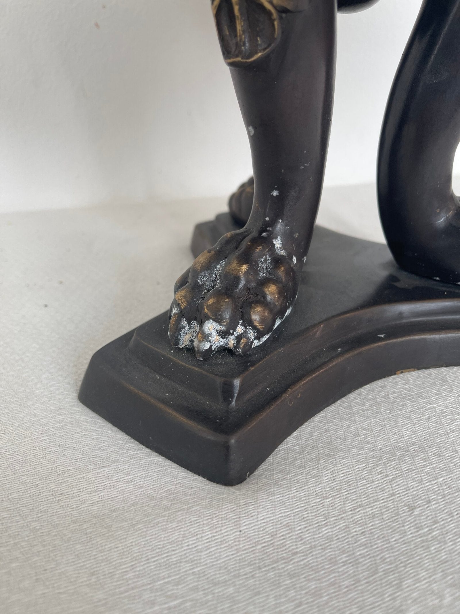 lzata in Metallo Nero con Decoro a Cigni – Stile Neoclassico