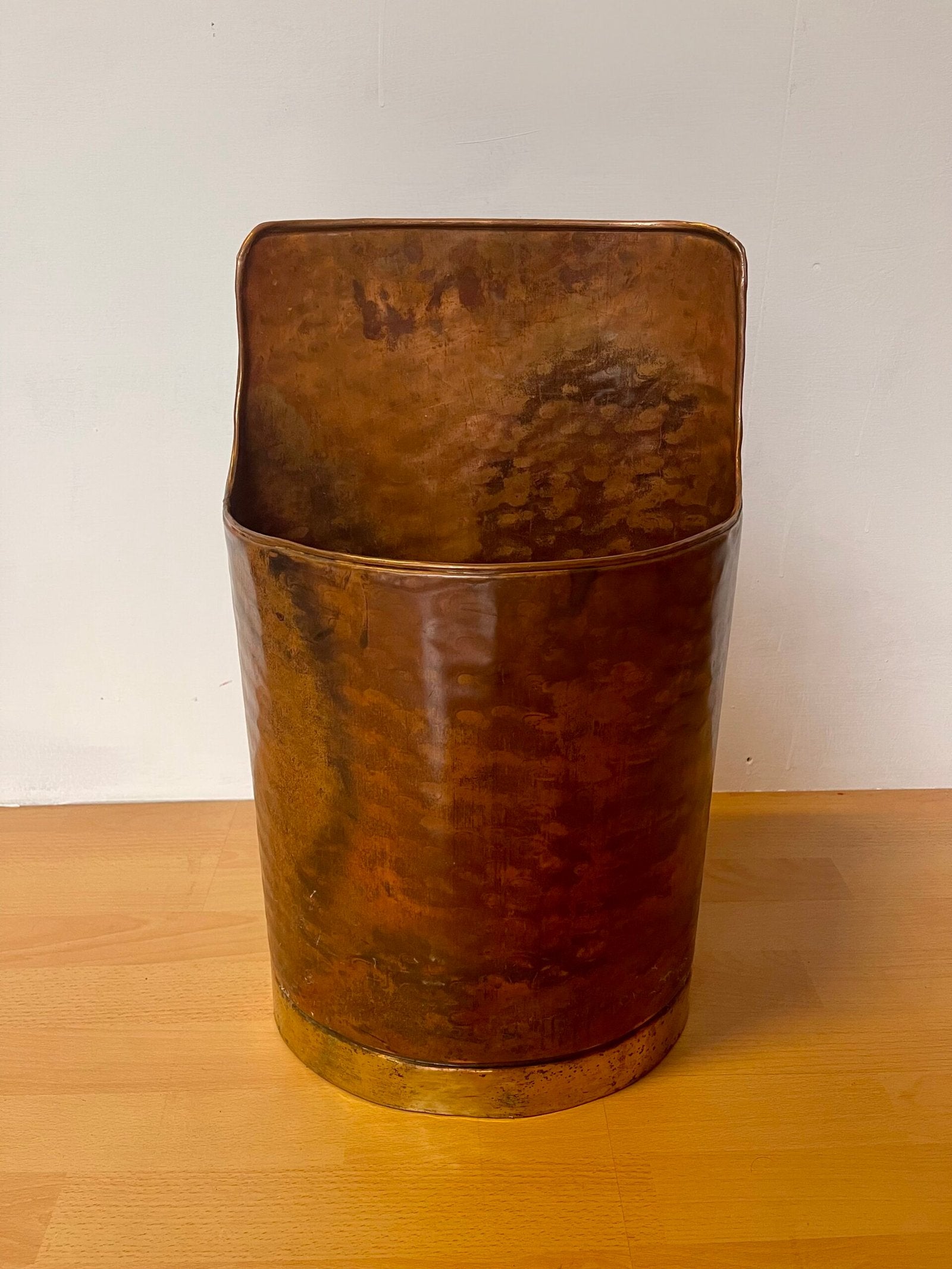 Contenitore in rame battuto con schienale rialzato