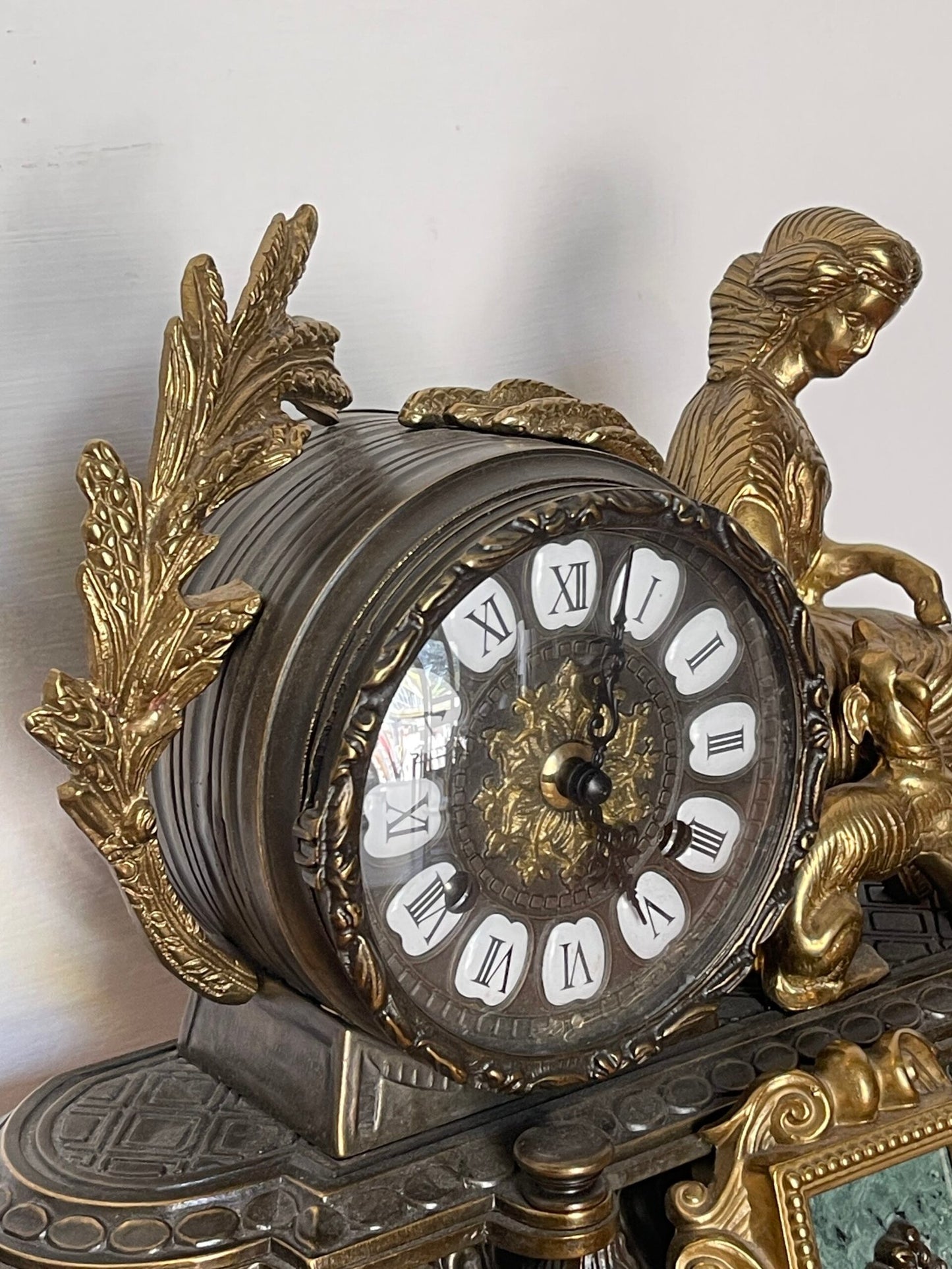 "L'orologio d'Epoca con Statua Femminile in Bronzo Dorato"