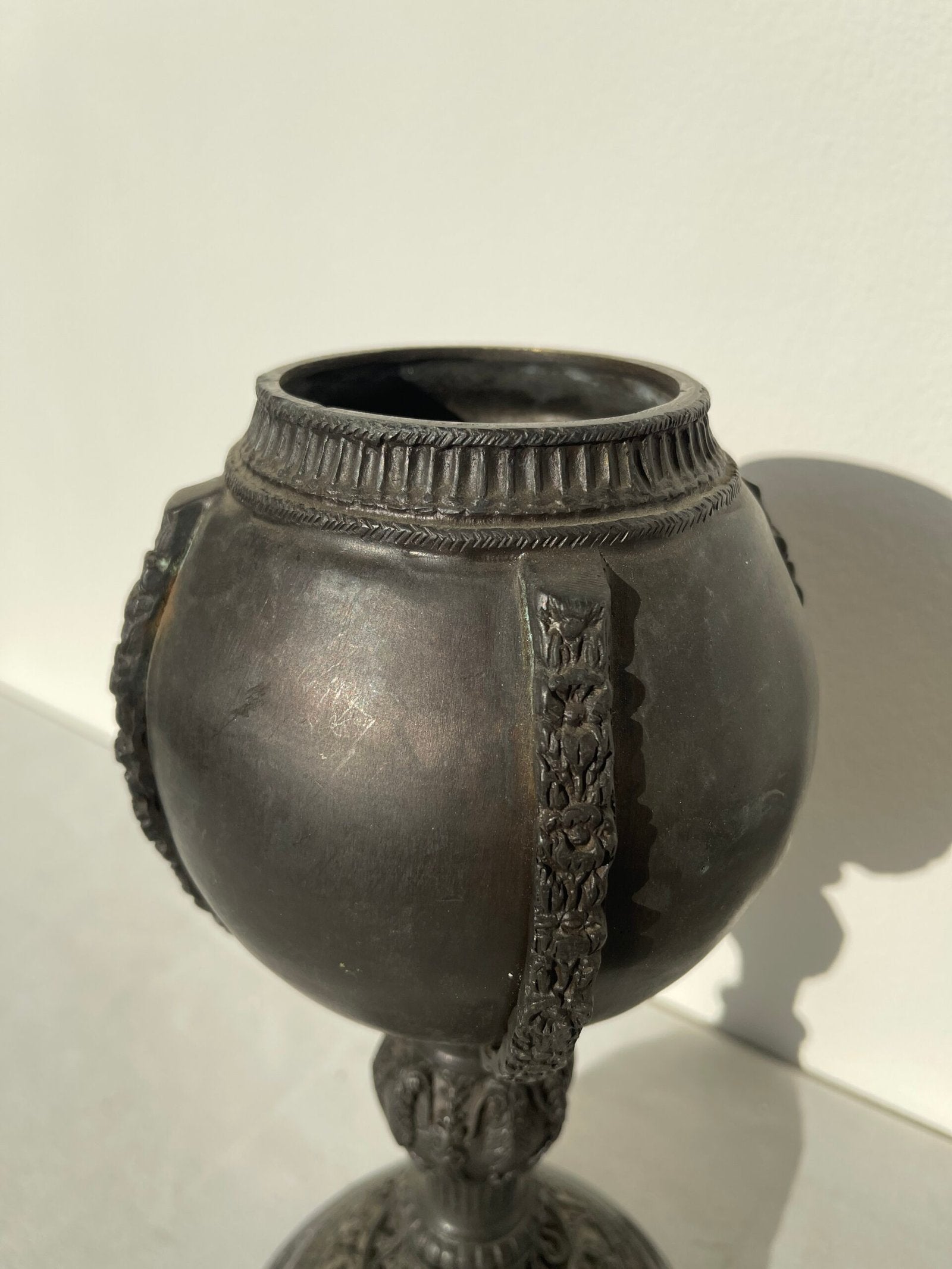 Antico Vaso Coppa con Coperchio in bronzo Scuro – Base in Marmo