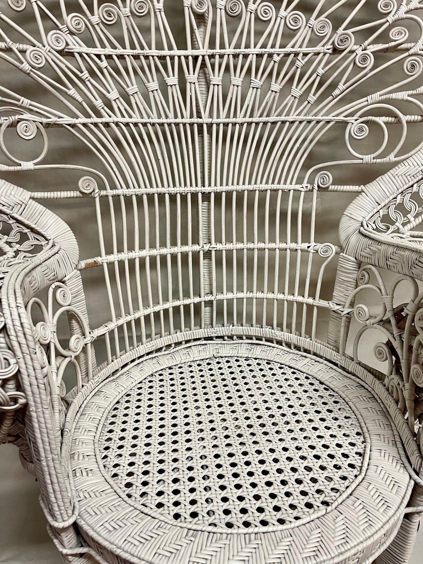 Elegante Poltrona "Pavone" in Rattan Bianco