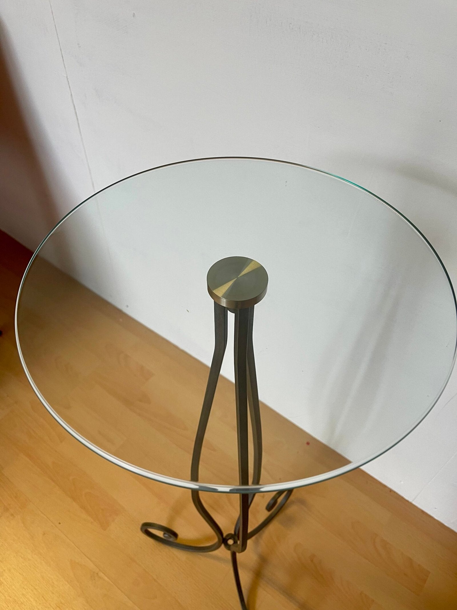 Tavolino in Vetro con Base in Ferro – Elegante e Moderno