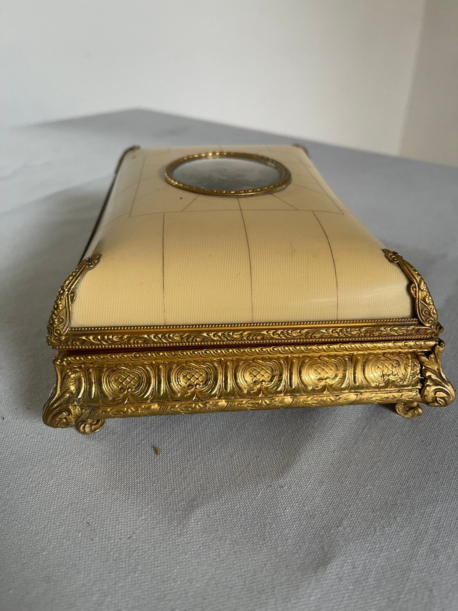 Scatola da Gioielli/Preziosi in Osso e Bronzo Dorato con Miniatura