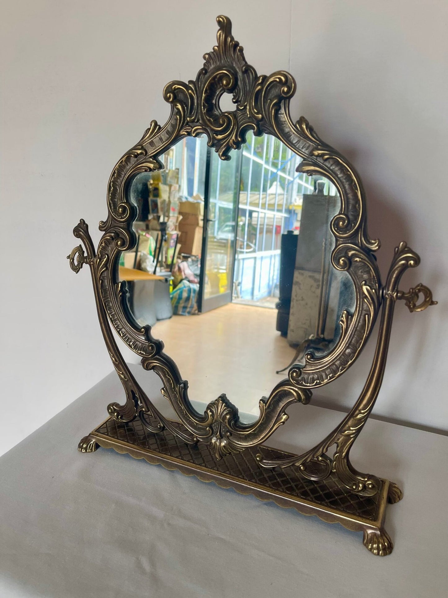 Specchio da tavolo con cornice barocca in ottone