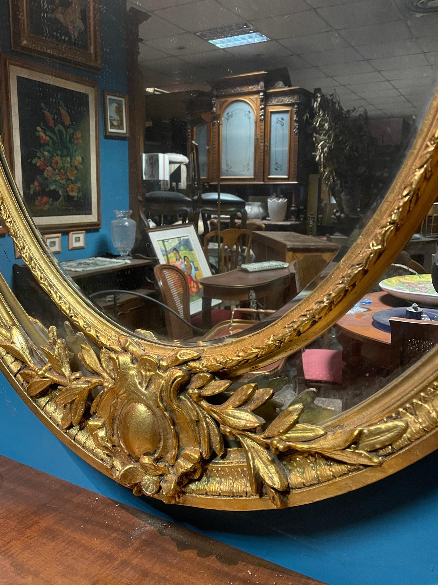 Antica specchiera dorata francese in foglia di oro del 800