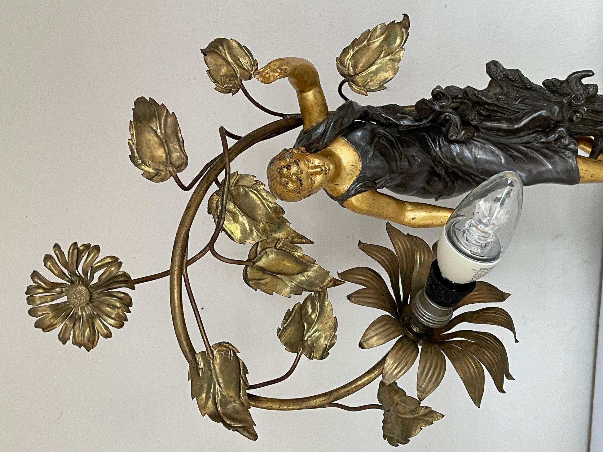 Bellisima lampada da tavolo raffigurante una donna con fiori anni '40 italian