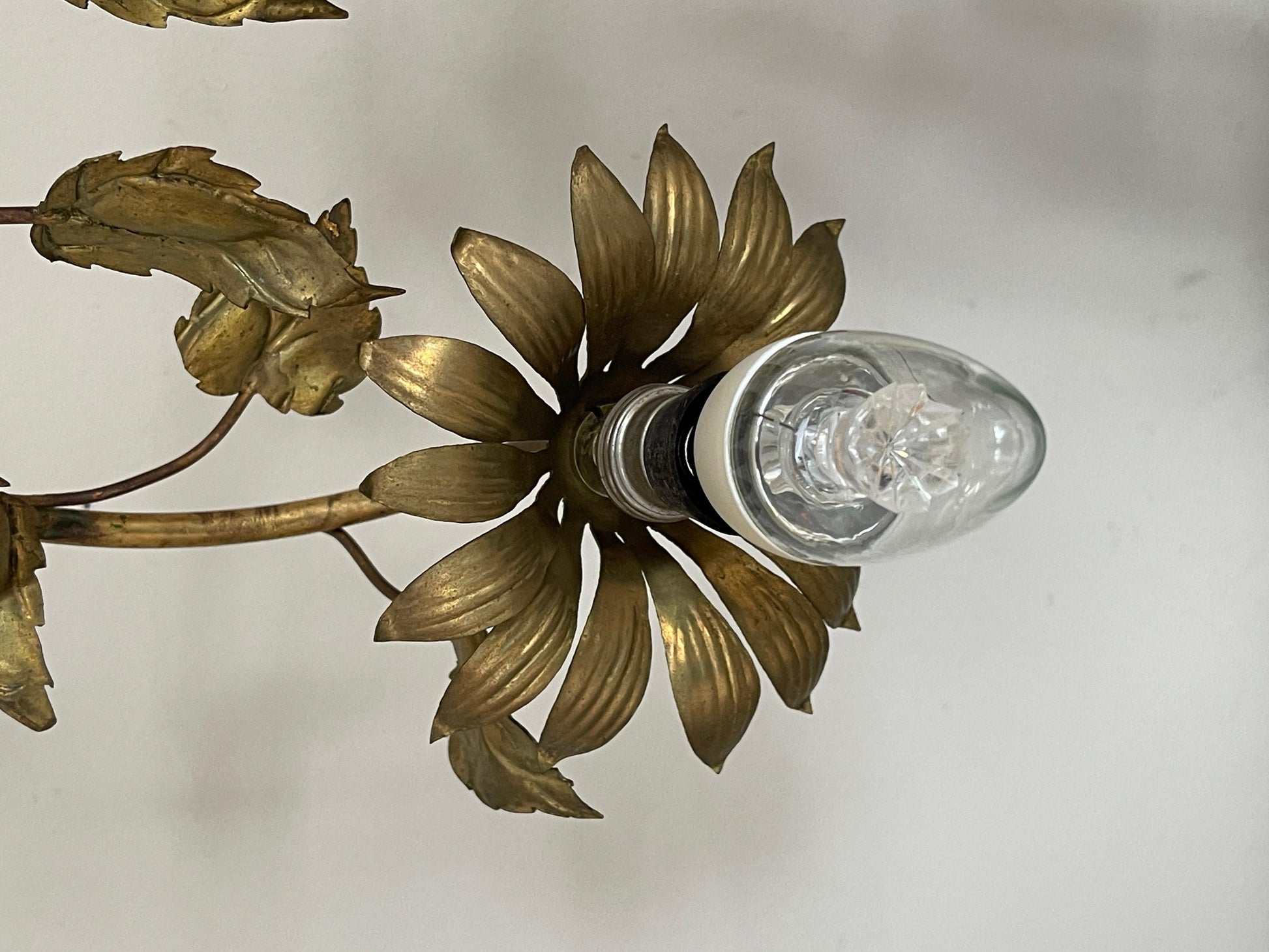Bellisima lampada da tavolo raffigurante una donna con fiori anni '40 italian