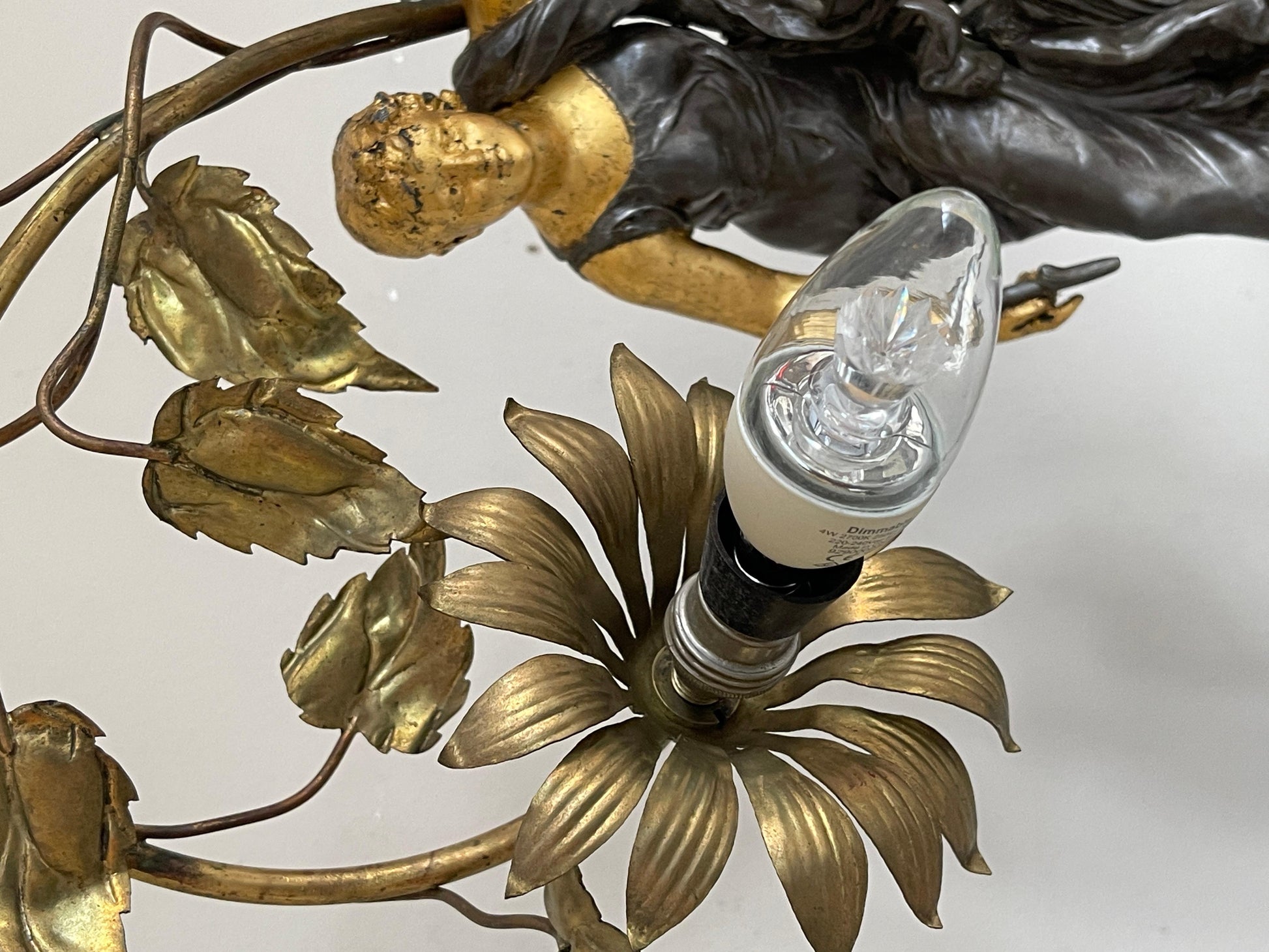 Bellisima lampada da tavolo raffigurante una donna con fiori anni '40 italian