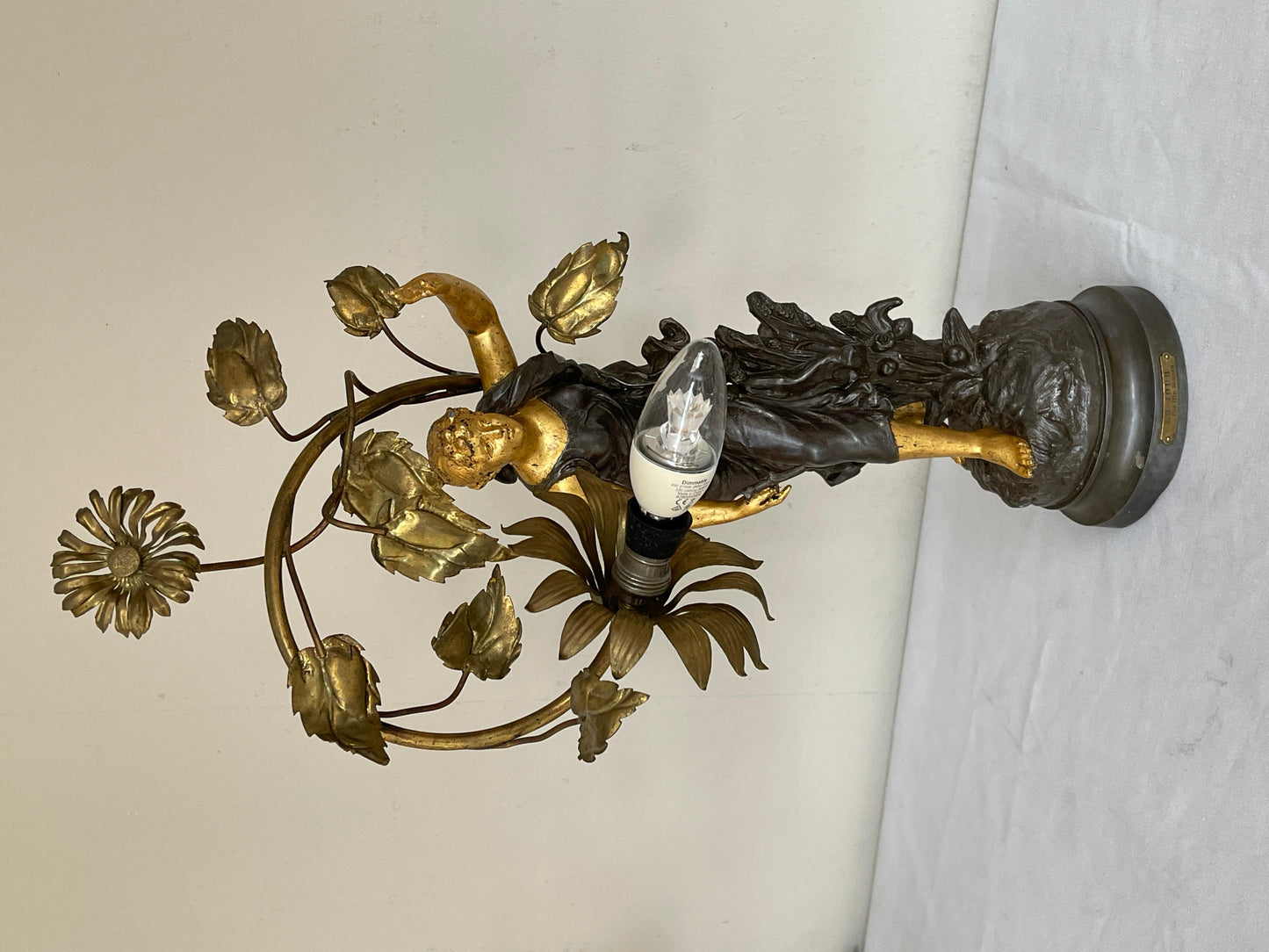 Bellisima lampada da tavolo raffigurante una donna con fiori anni '40 italian