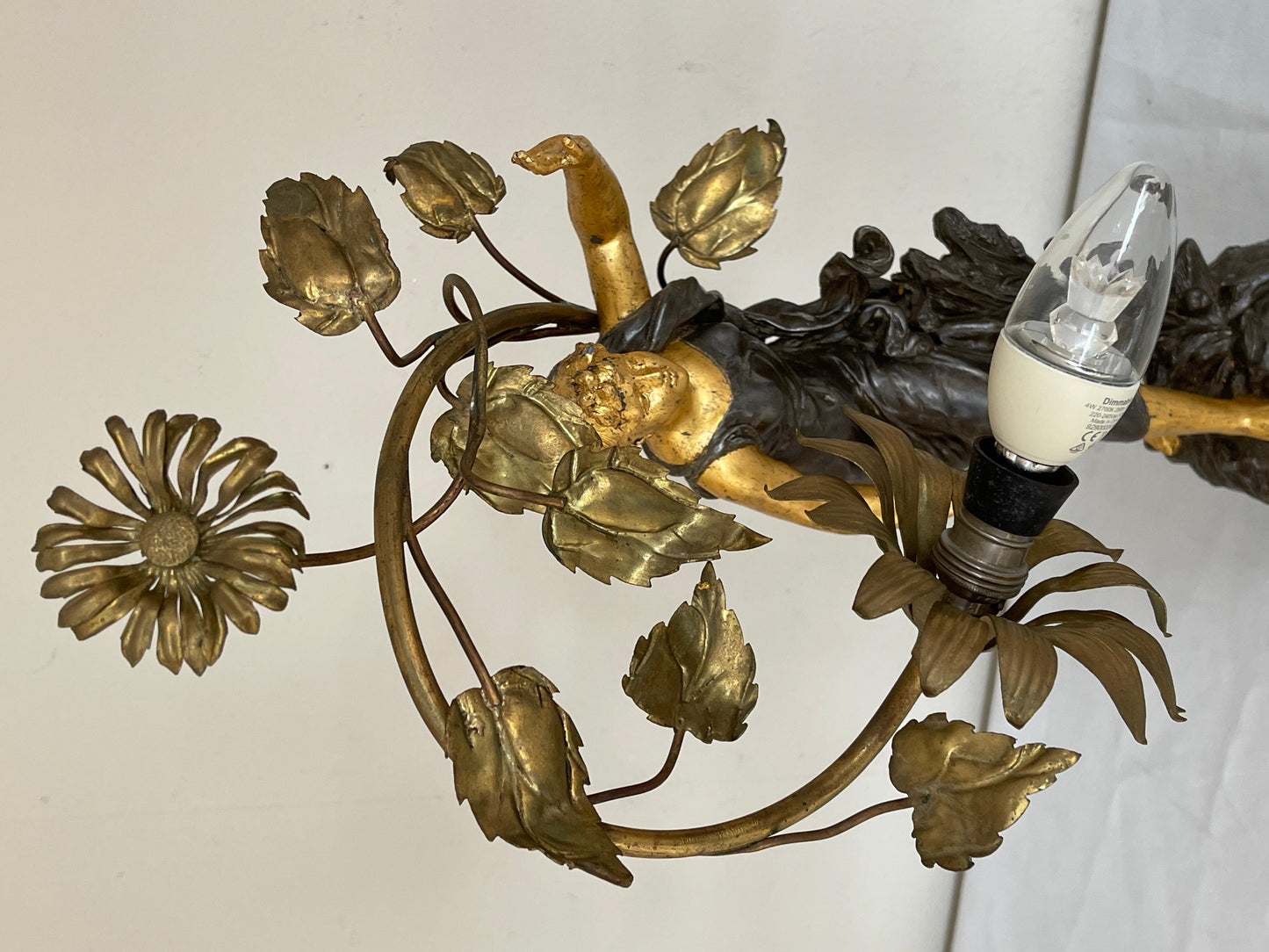 Bellisima lampada da tavolo raffigurante una donna con fiori anni '40 italian