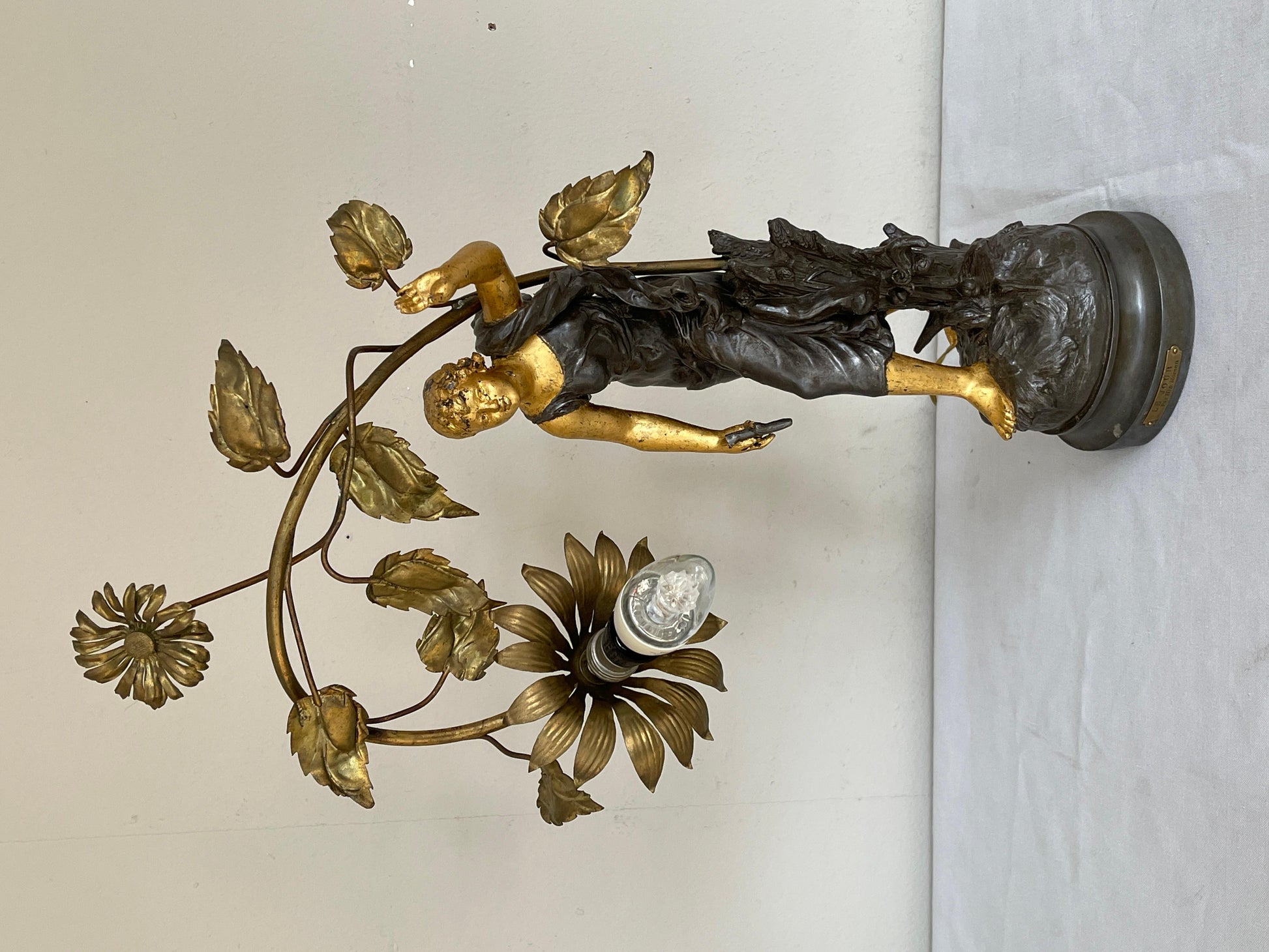 Bellisima lampada da tavolo raffigurante una donna con fiori anni '40 italian