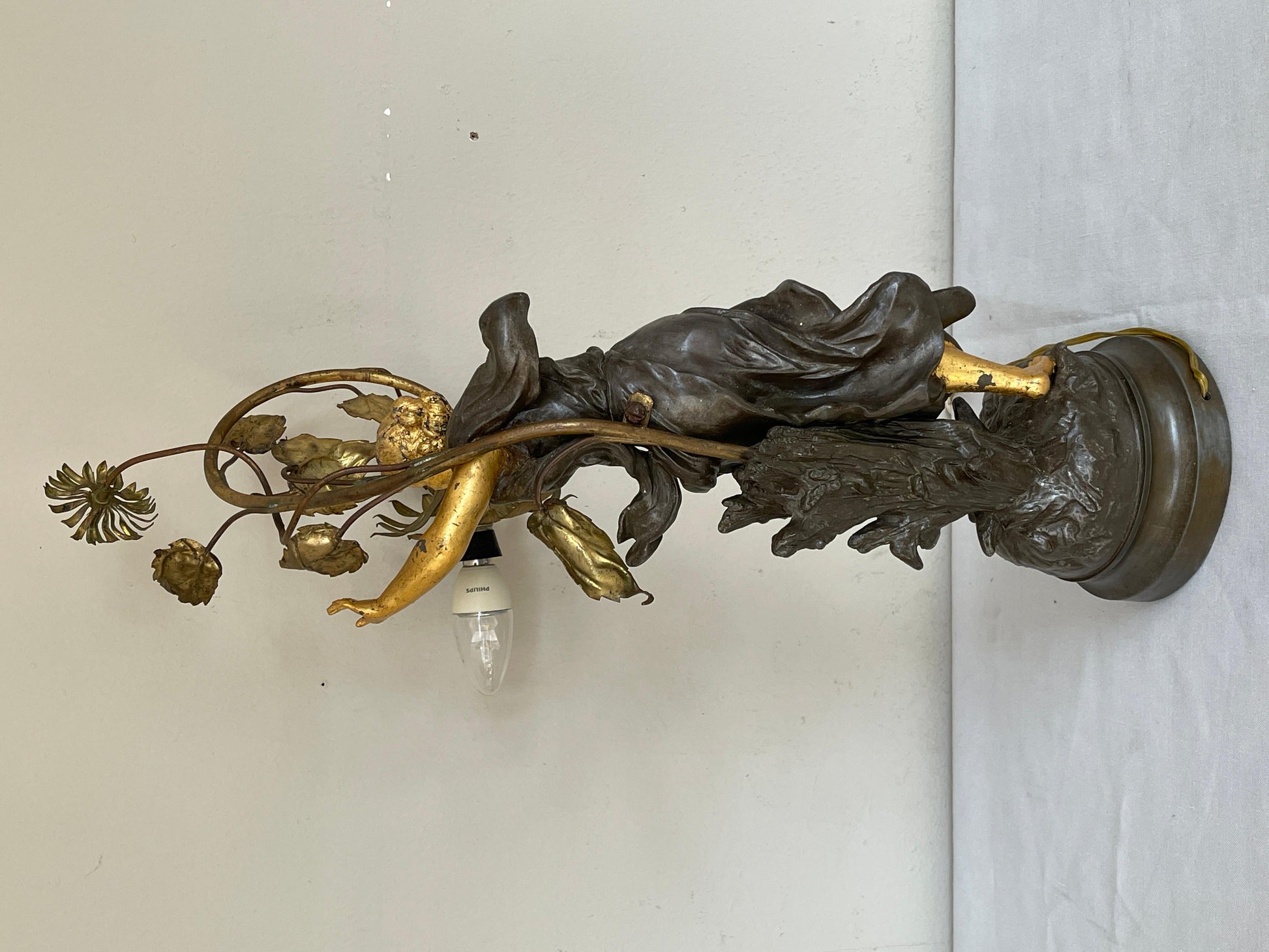 Bellisima lampada da tavolo raffigurante una donna con fiori anni '40 italian