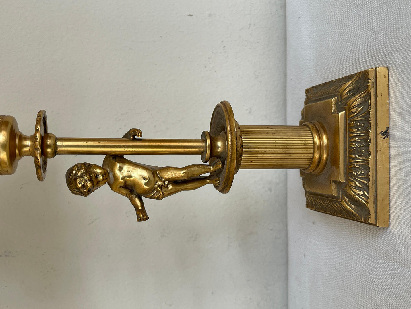 Coppia di lampade da tavolo francesi a forma di putti degli anni '50