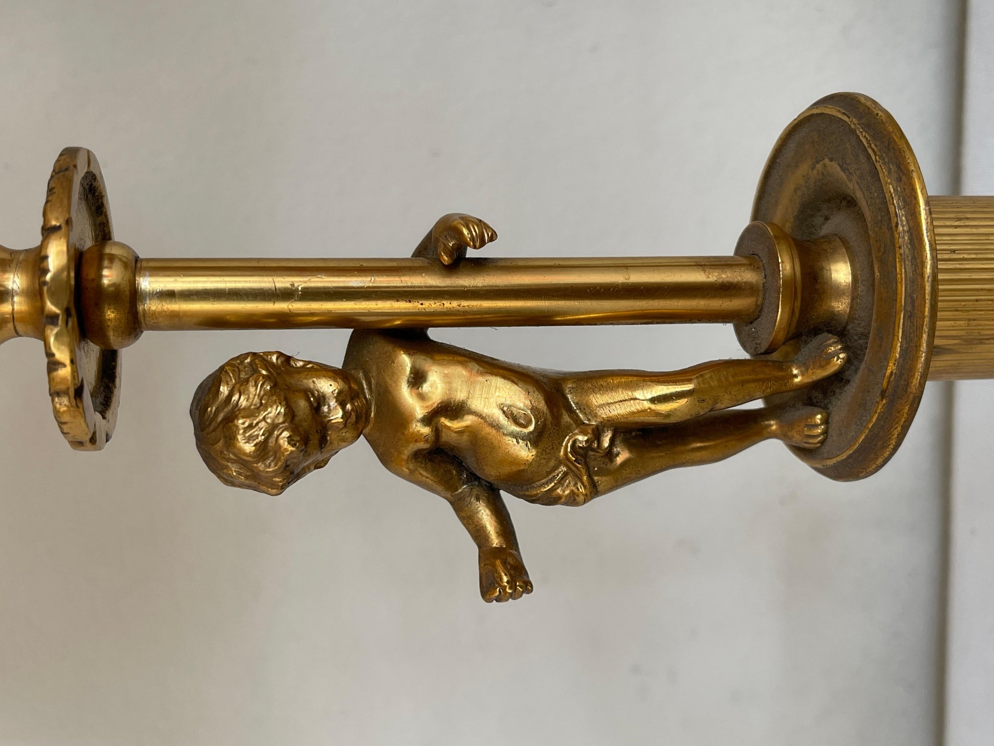 Coppia di lampade da tavolo francesi a forma di putti degli anni '50