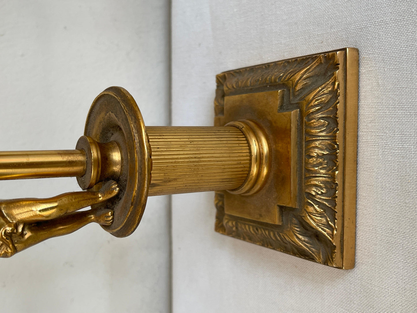 Coppia di lampade da tavolo francesi a forma di putti degli anni '50