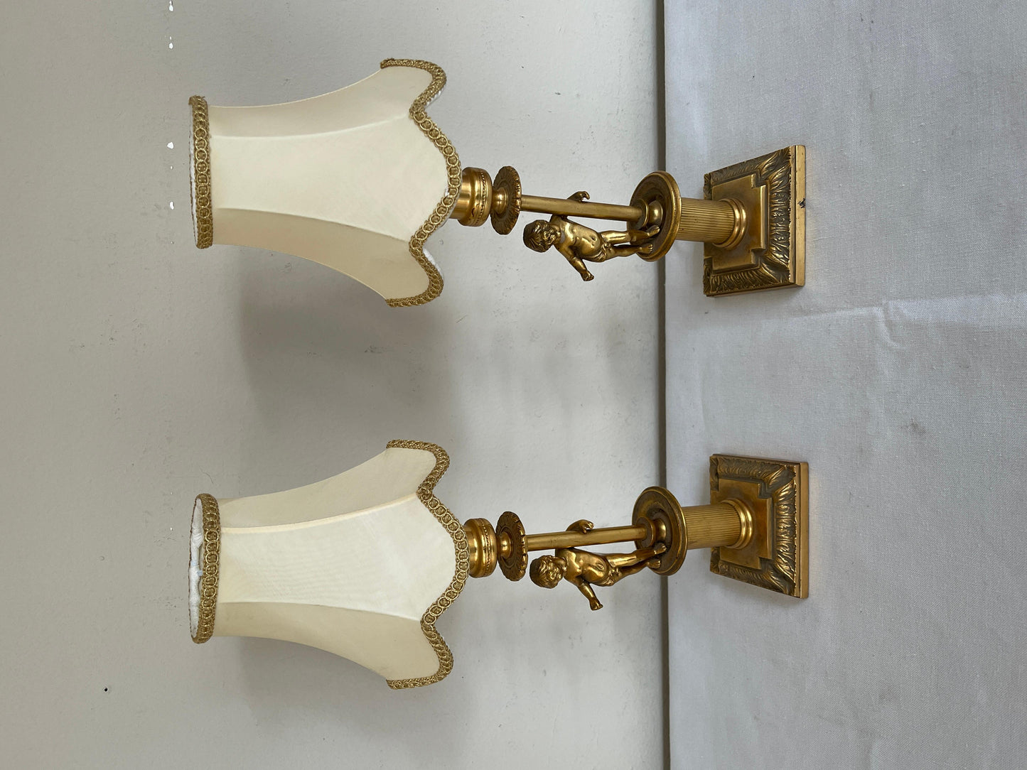 Coppia di lampade da tavolo francesi a forma di putti degli anni '50