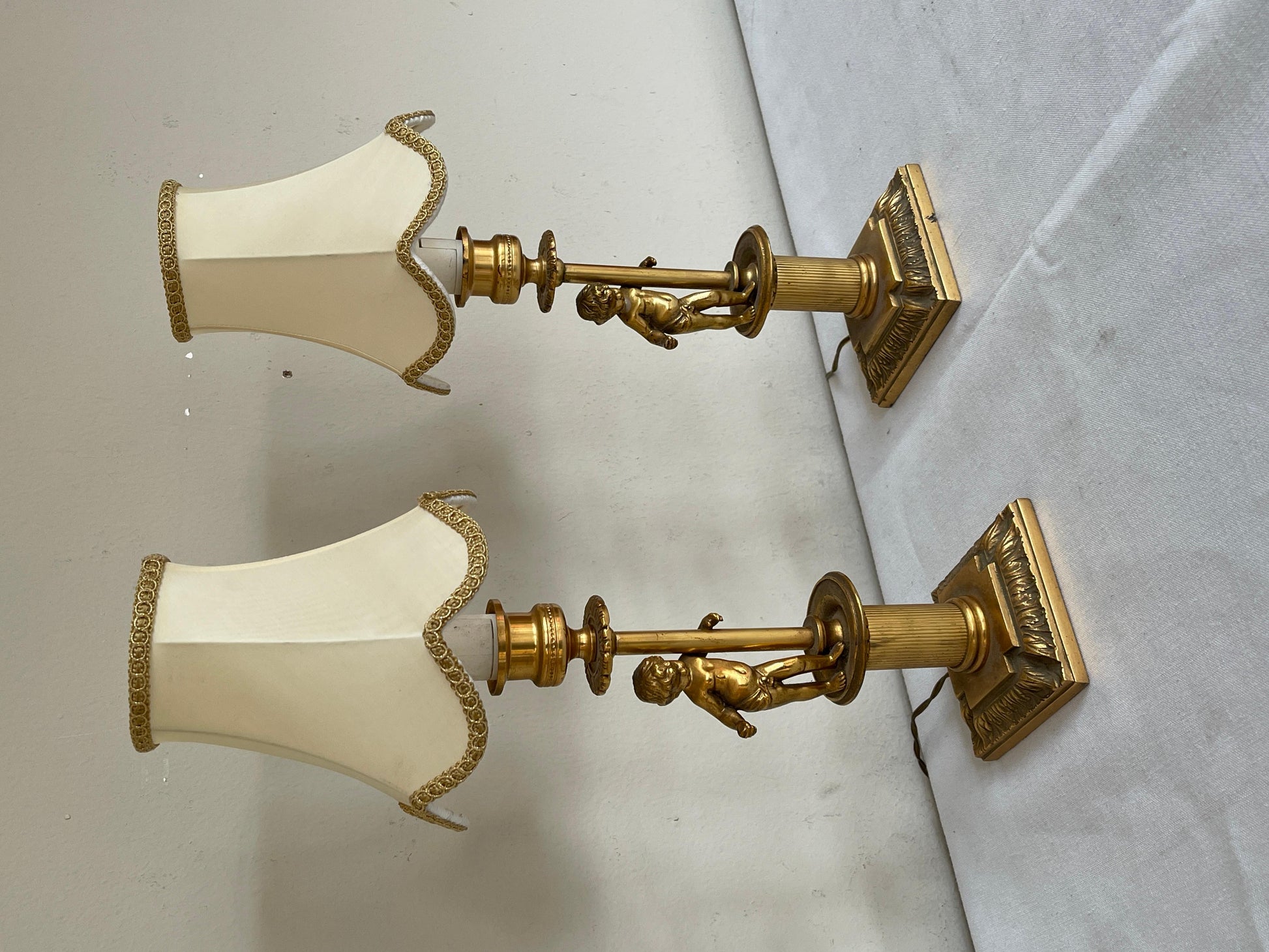 Coppia di lampade da tavolo francesi a forma di putti degli anni '50