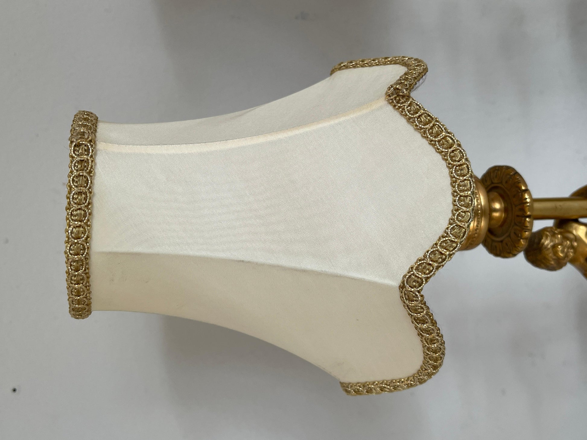 Coppia di lampade da tavolo francesi a forma di putti degli anni '50