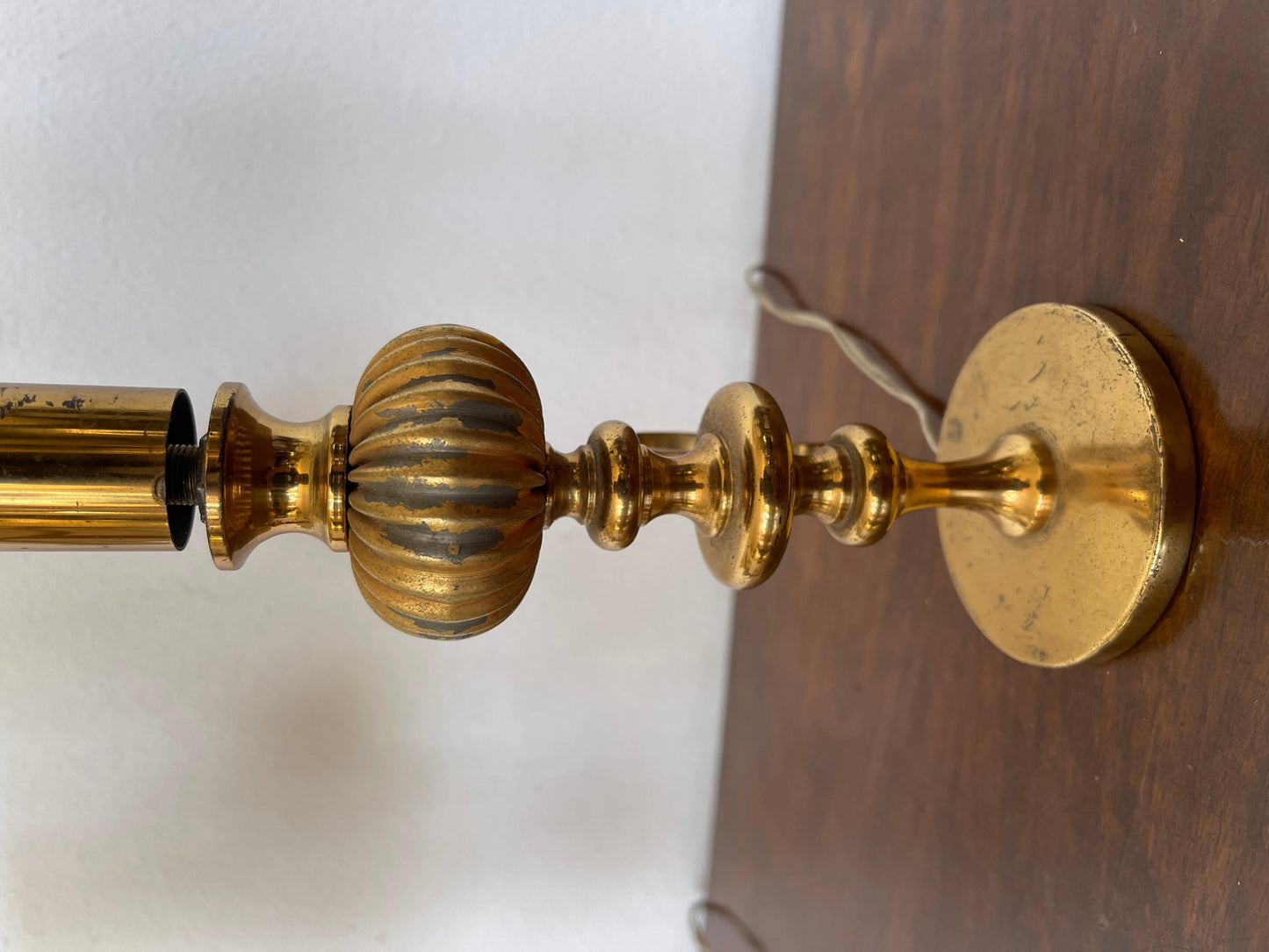 Coppia di lampade da comodino italiane vintage anni '80 in ottone e metallo