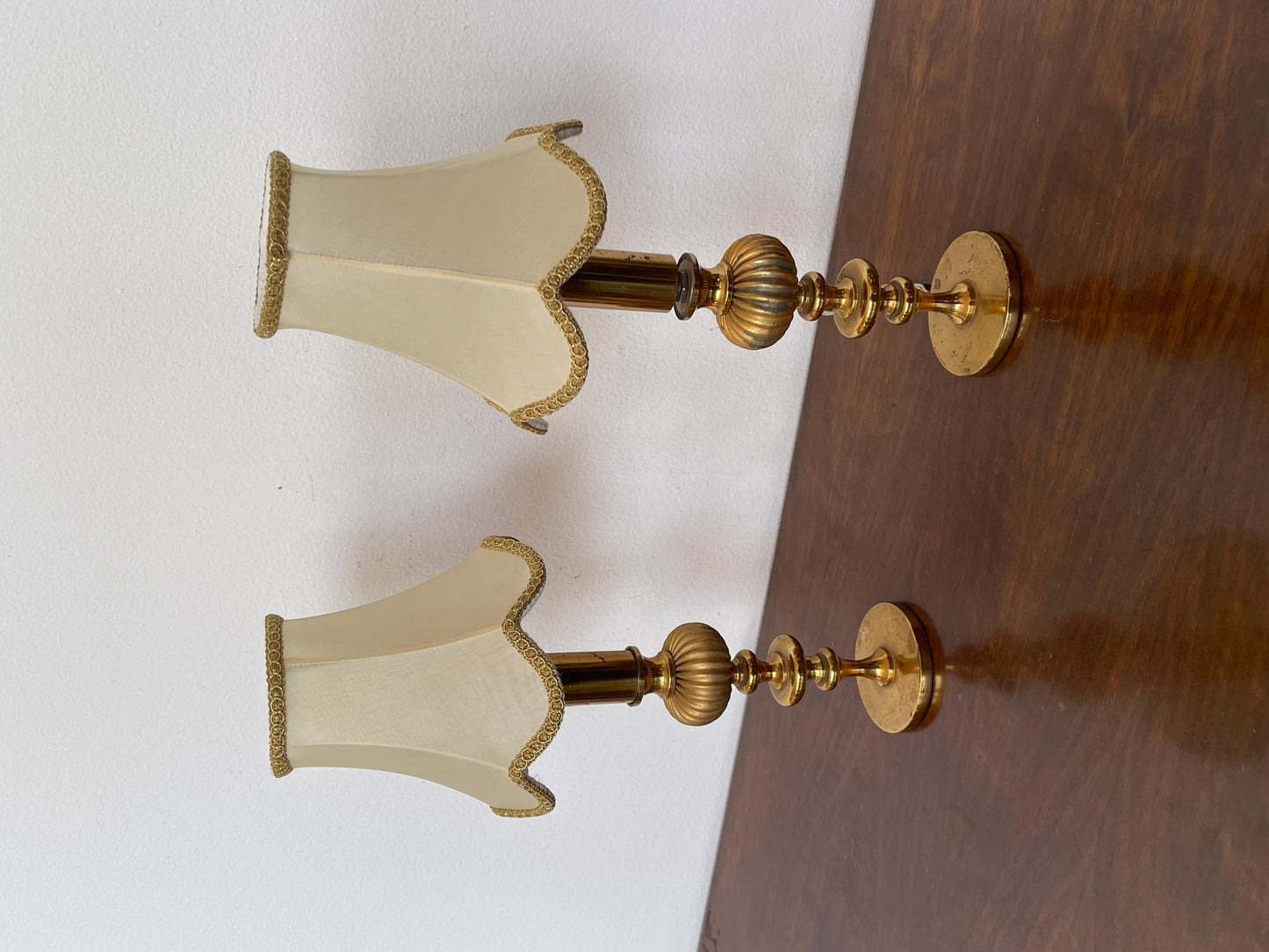 Coppia di lampade da comodino italiane vintage anni '80 in ottone e metallo