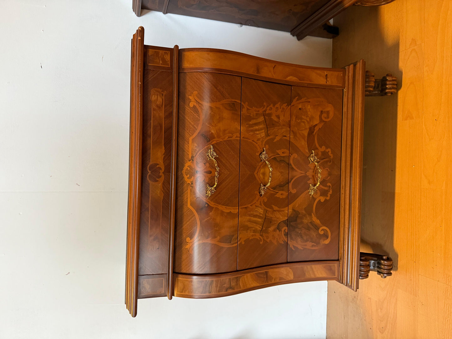 Coppia di comodini italiano in legno radica intarsiato anni 90