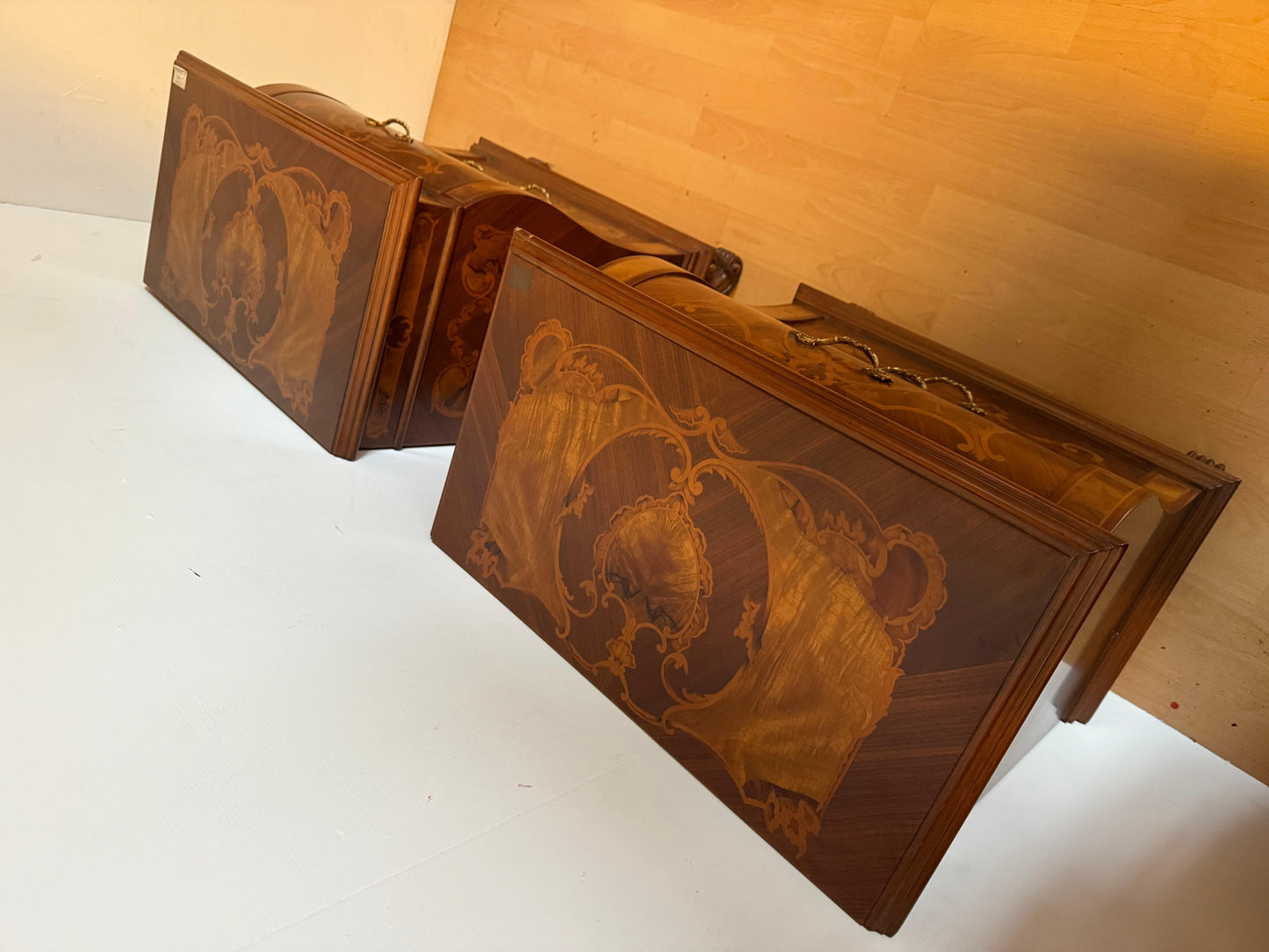 Coppia di comodini italiano in legno radica intarsiato anni 90