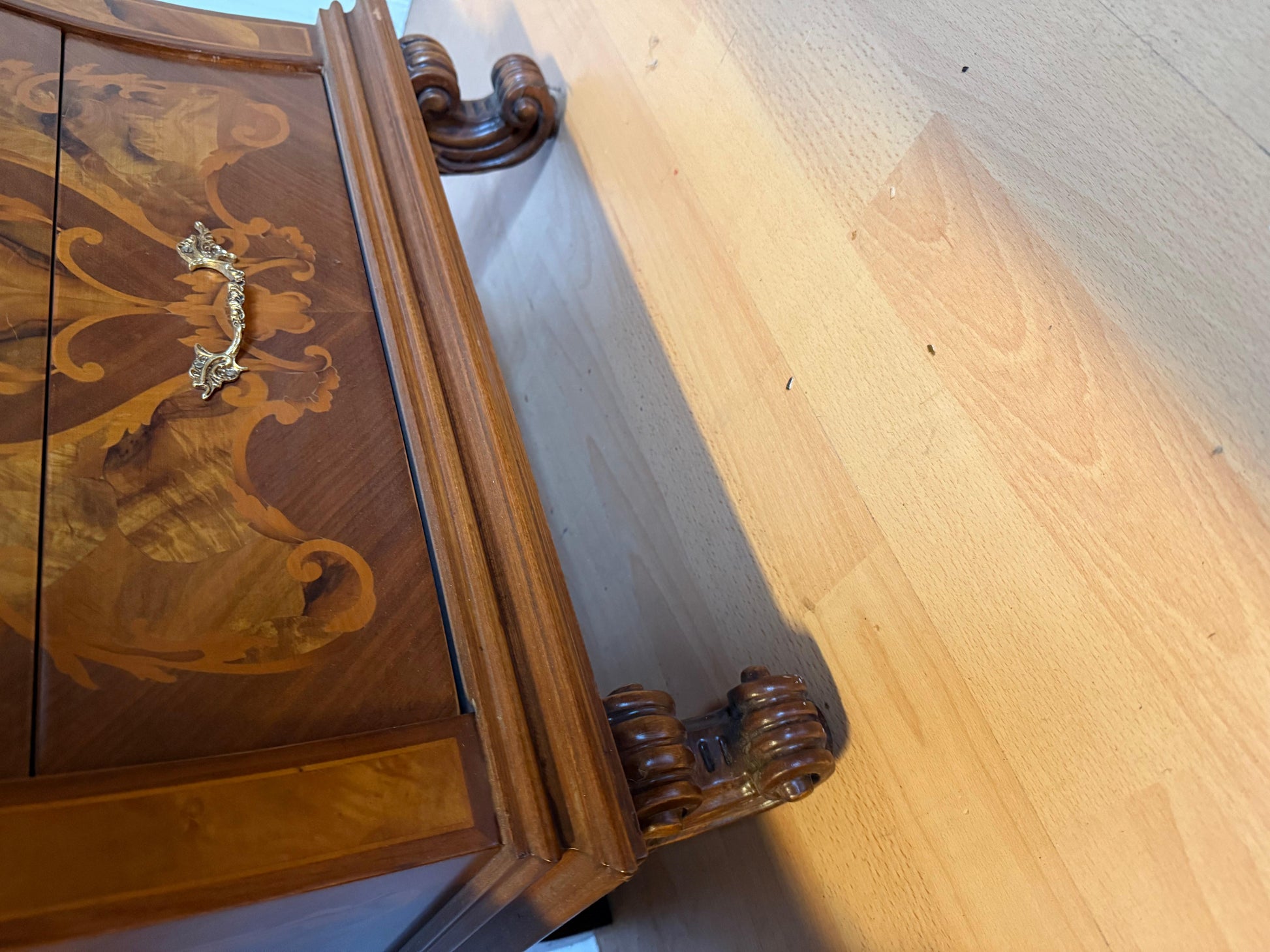 Coppia di comodini italiano in legno radica intarsiato anni 90