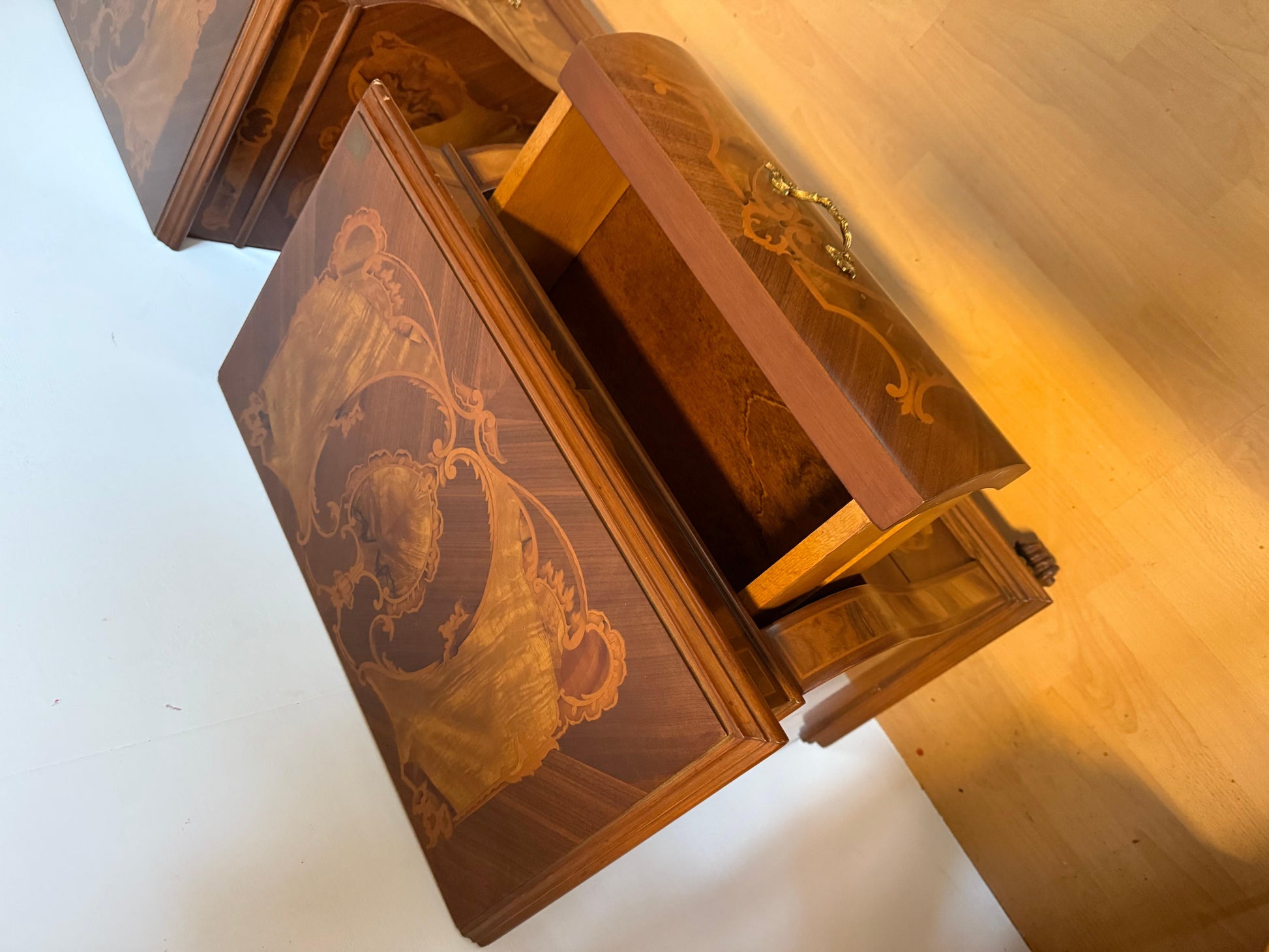 Coppia di comodini italiano in legno radica intarsiato anni 90