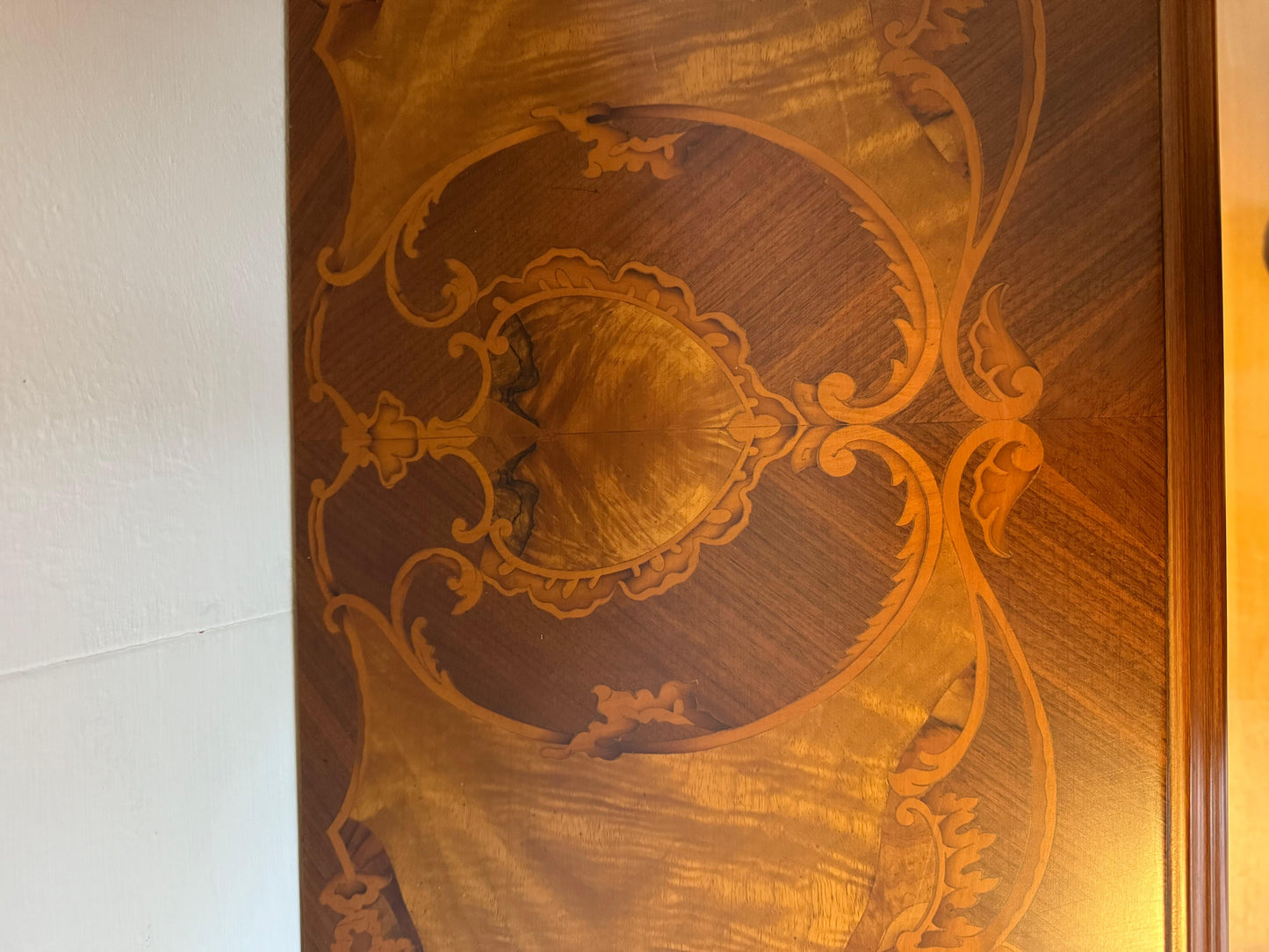 Coppia di comodini italiano in legno radica intarsiato anni 90