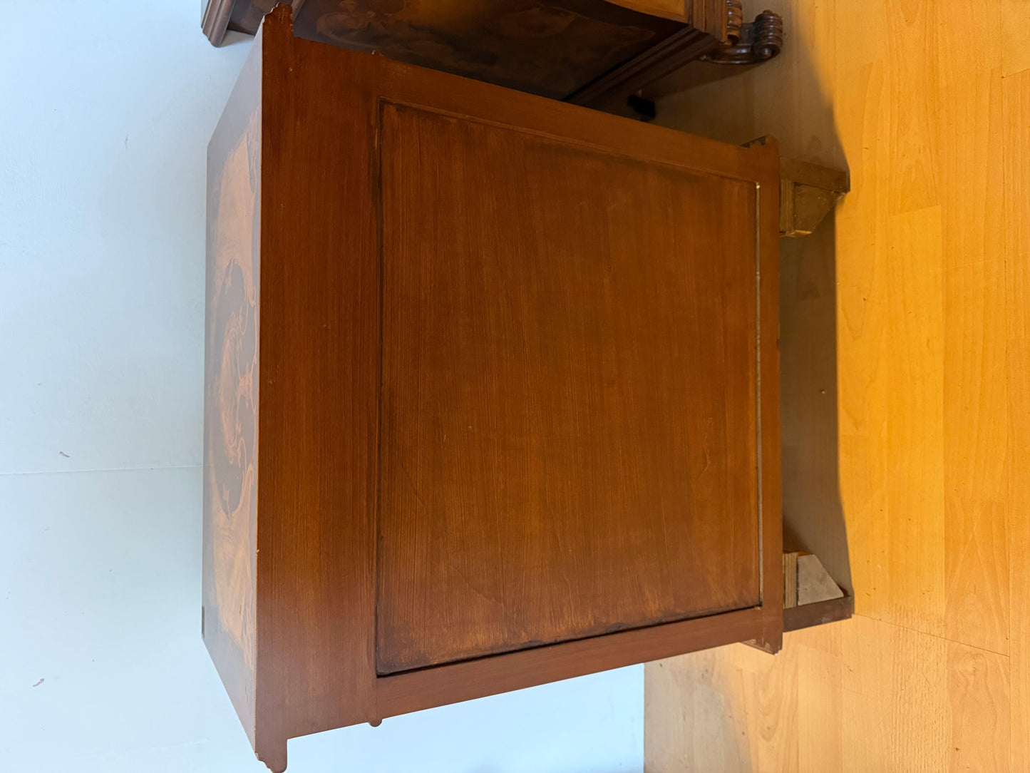 Coppia di comodini italiano in legno radica intarsiato anni 90