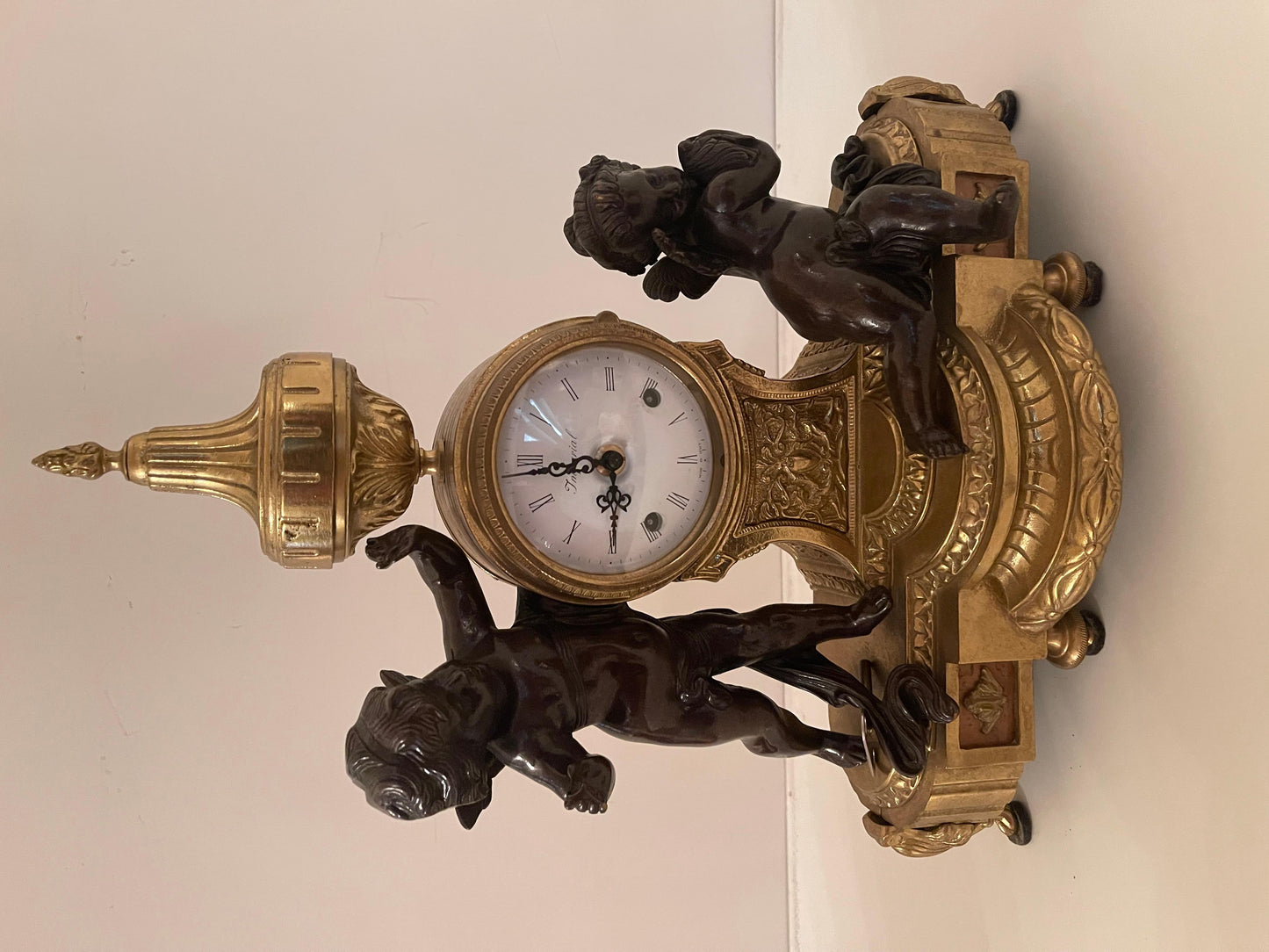Orologio classico italiano meccanico in bronzo con due putti anni '70