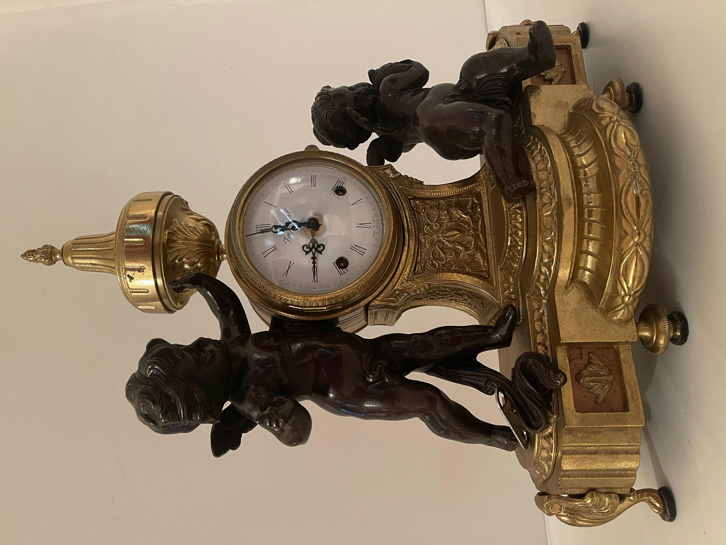 Orologio classico italiano meccanico in bronzo con due putti anni '70
