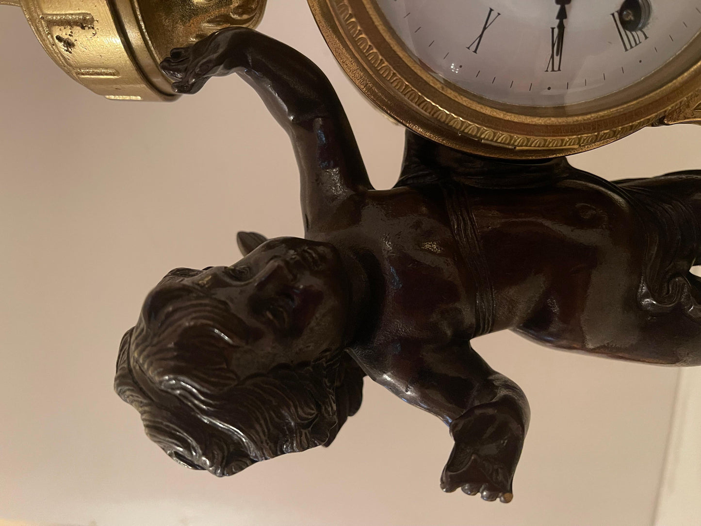 Orologio classico italiano meccanico in bronzo con due putti anni '70