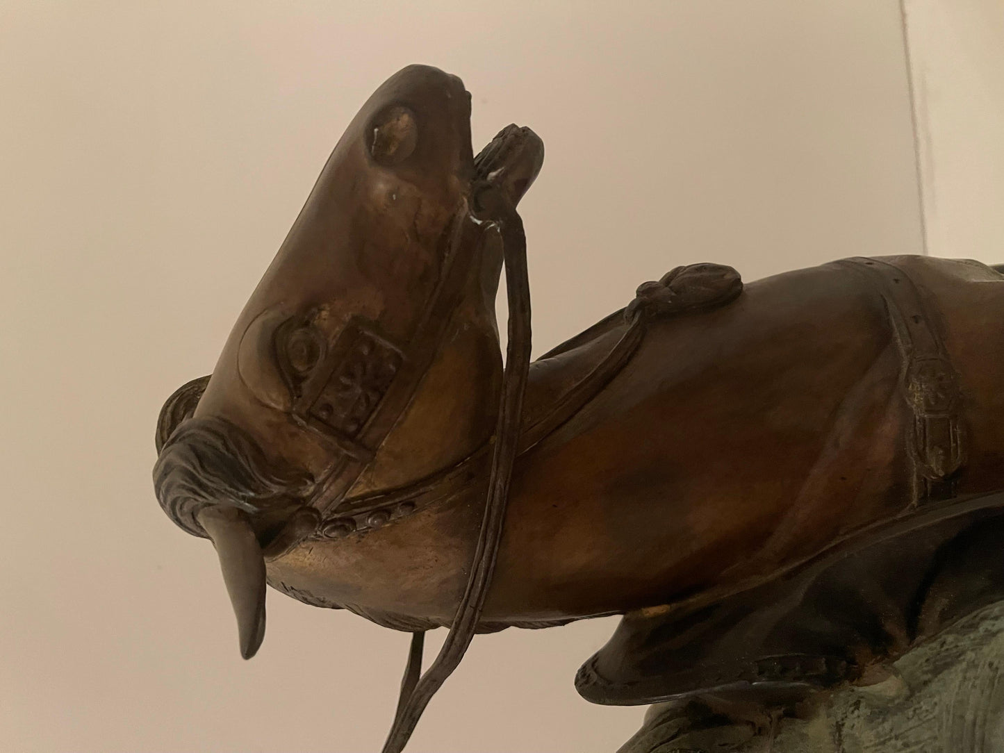 Scultura “Cavaliere con falco” in stile bronzo, XIX secolo