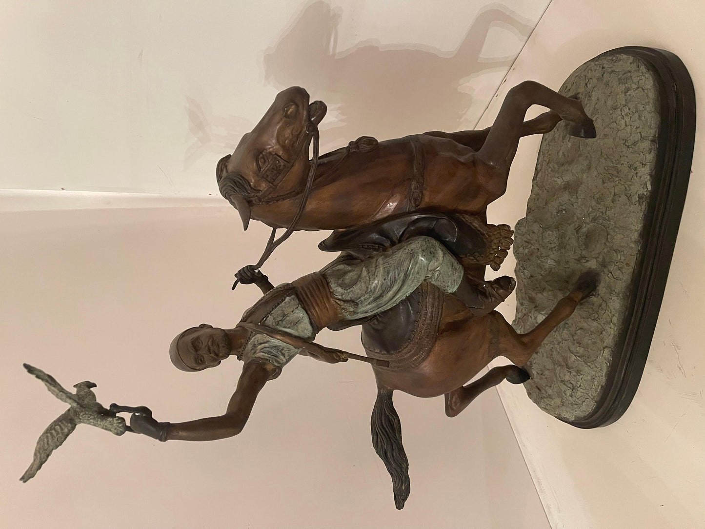 Scultura “Cavaliere con falco” in stile bronzo, XIX secolo