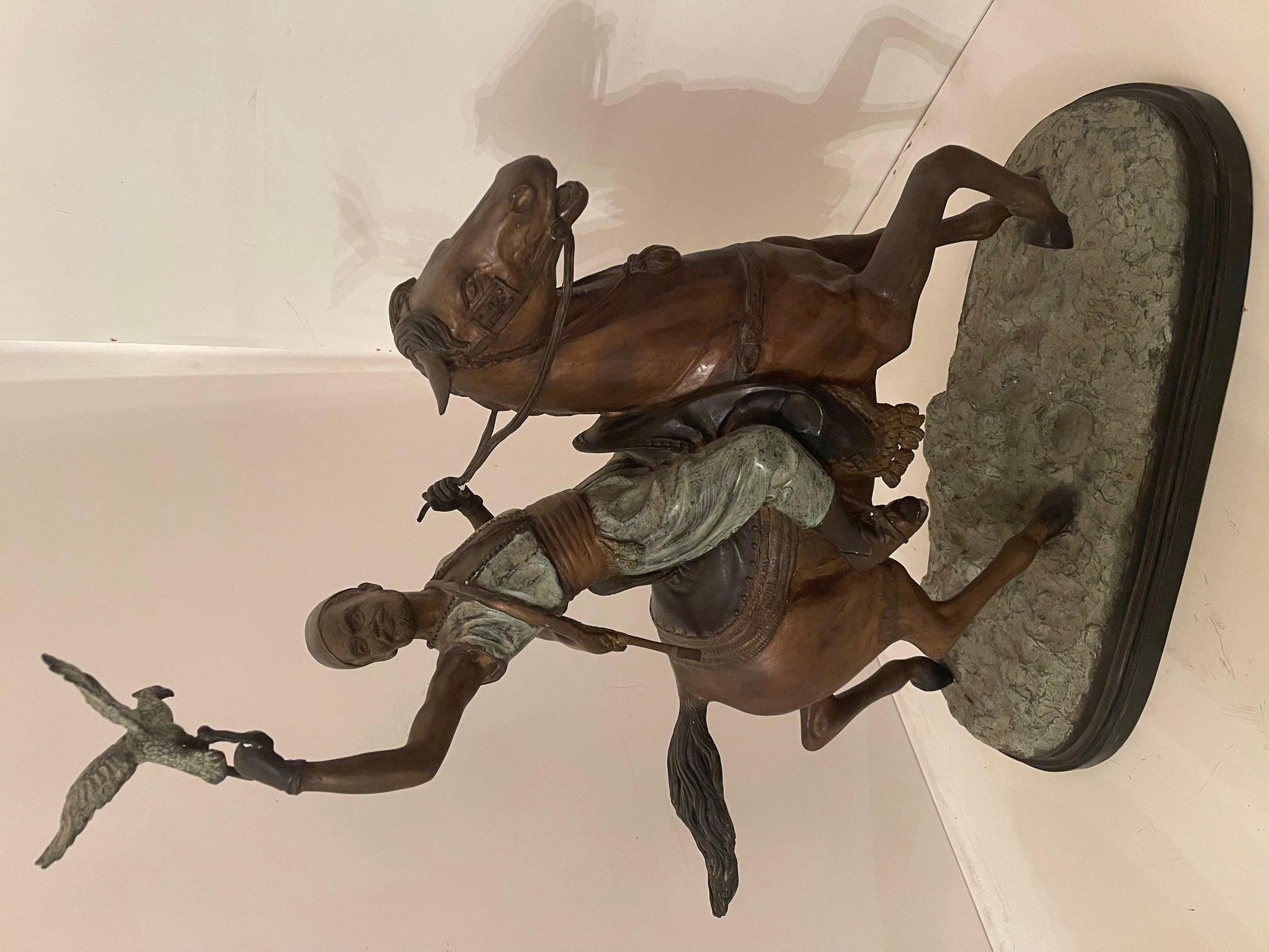 Scultura “Cavaliere con falco” in stile bronzo, XIX secolo