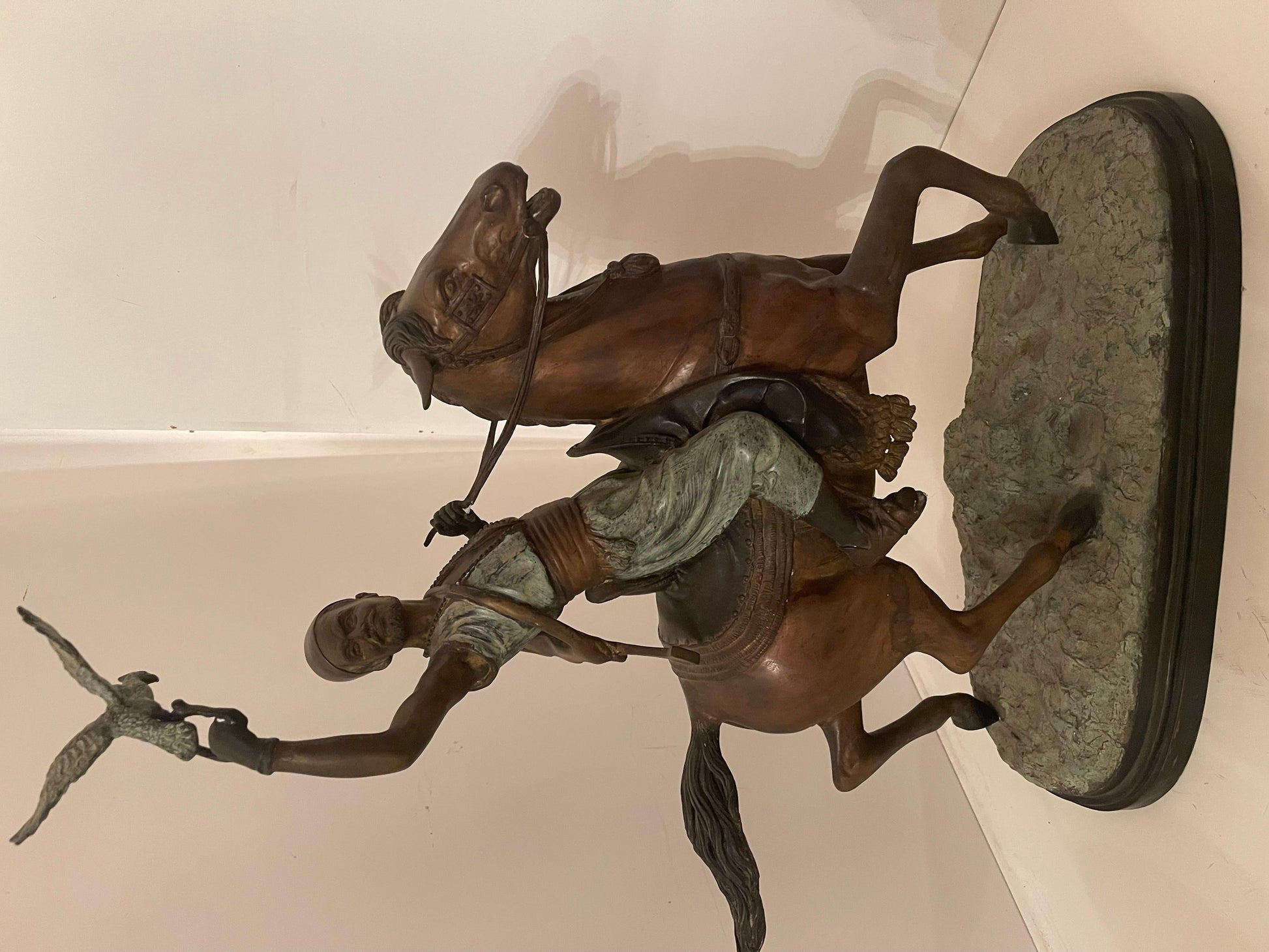Scultura “Cavaliere con falco” in stile bronzo, XIX secolo