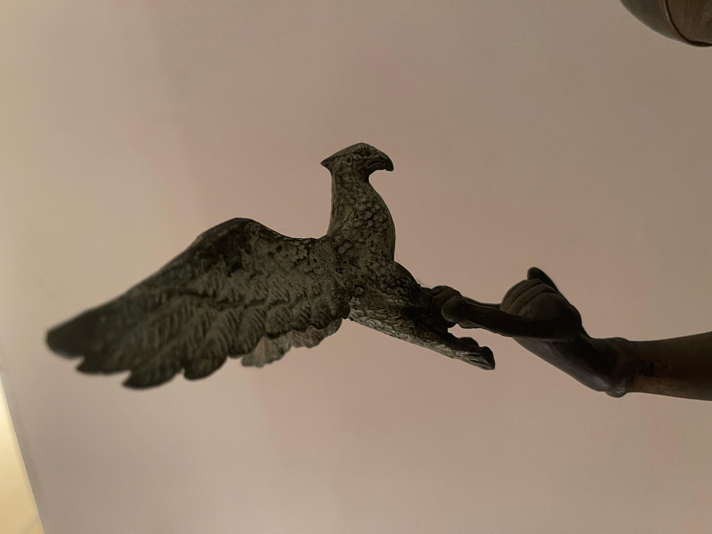 Scultura “Cavaliere con falco” in stile bronzo, XIX secolo